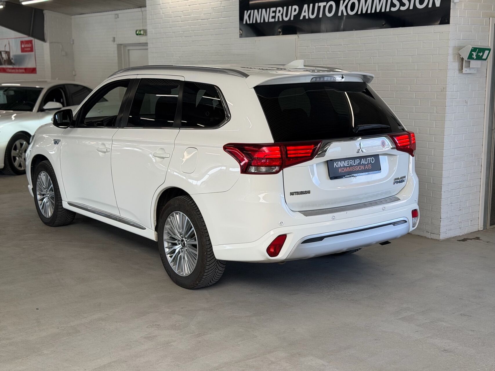 Billede af Mitsubishi Outlander 2,4 PHEV  Plugin-hybrid Invite 4WD 224HK 5d 6g Trinl. Gear