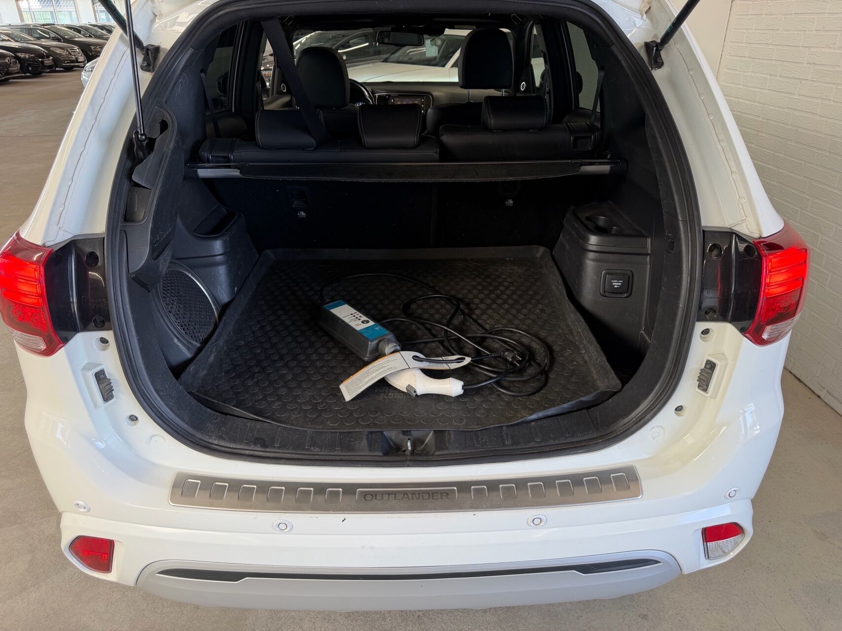 Billede af Mitsubishi Outlander 2,4 PHEV  Plugin-hybrid Invite 4WD 224HK 5d 6g Trinl. Gear