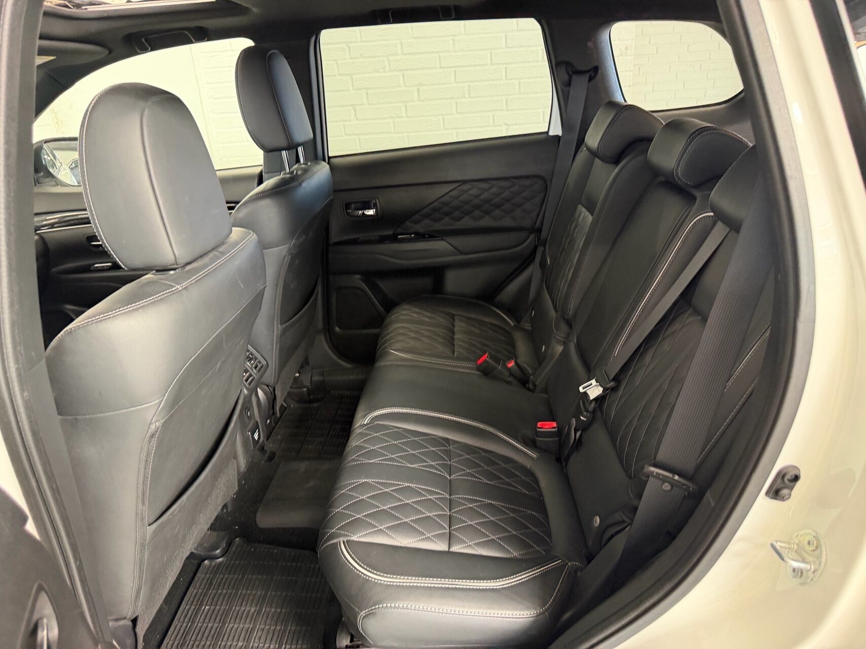 Billede af Mitsubishi Outlander 2,4 PHEV  Plugin-hybrid Invite 4WD 224HK 5d 6g Trinl. Gear