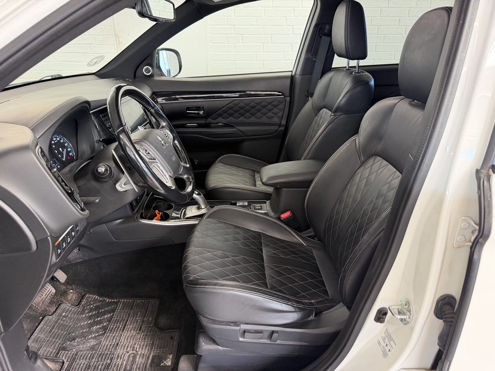 Billede af Mitsubishi Outlander 2,4 PHEV  Plugin-hybrid Invite 4WD 224HK 5d 6g Trinl. Gear
