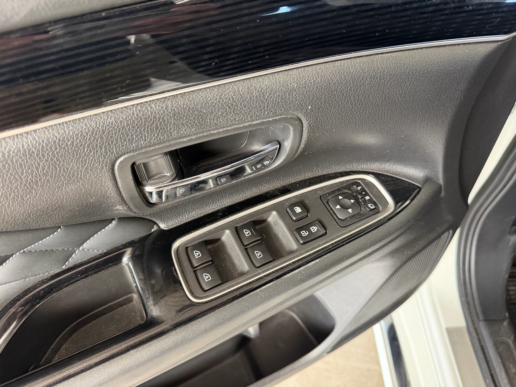 Billede af Mitsubishi Outlander 2,4 PHEV  Plugin-hybrid Invite 4WD 224HK 5d 6g Trinl. Gear