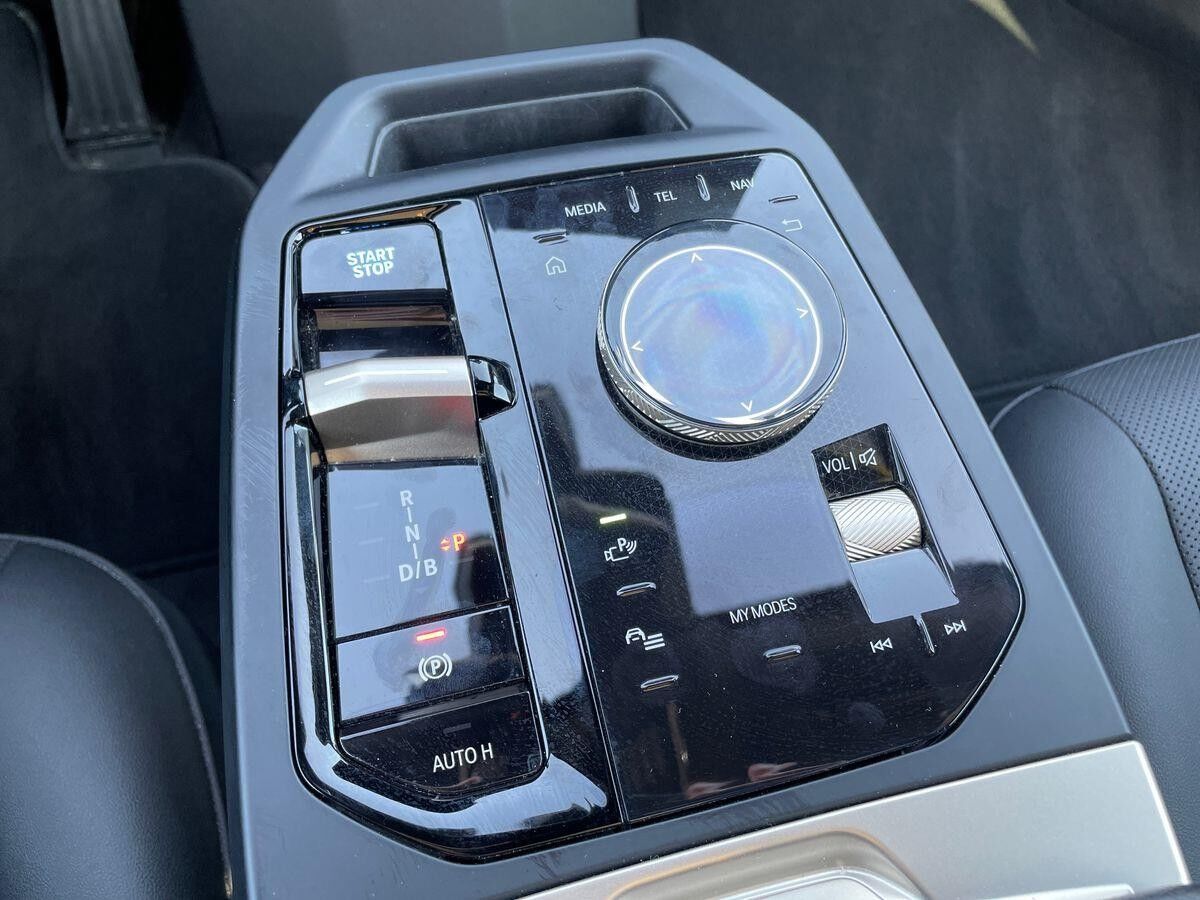 Billede af BMW iX 40 EL Fully Charged XDrive 326HK 5d Aut.