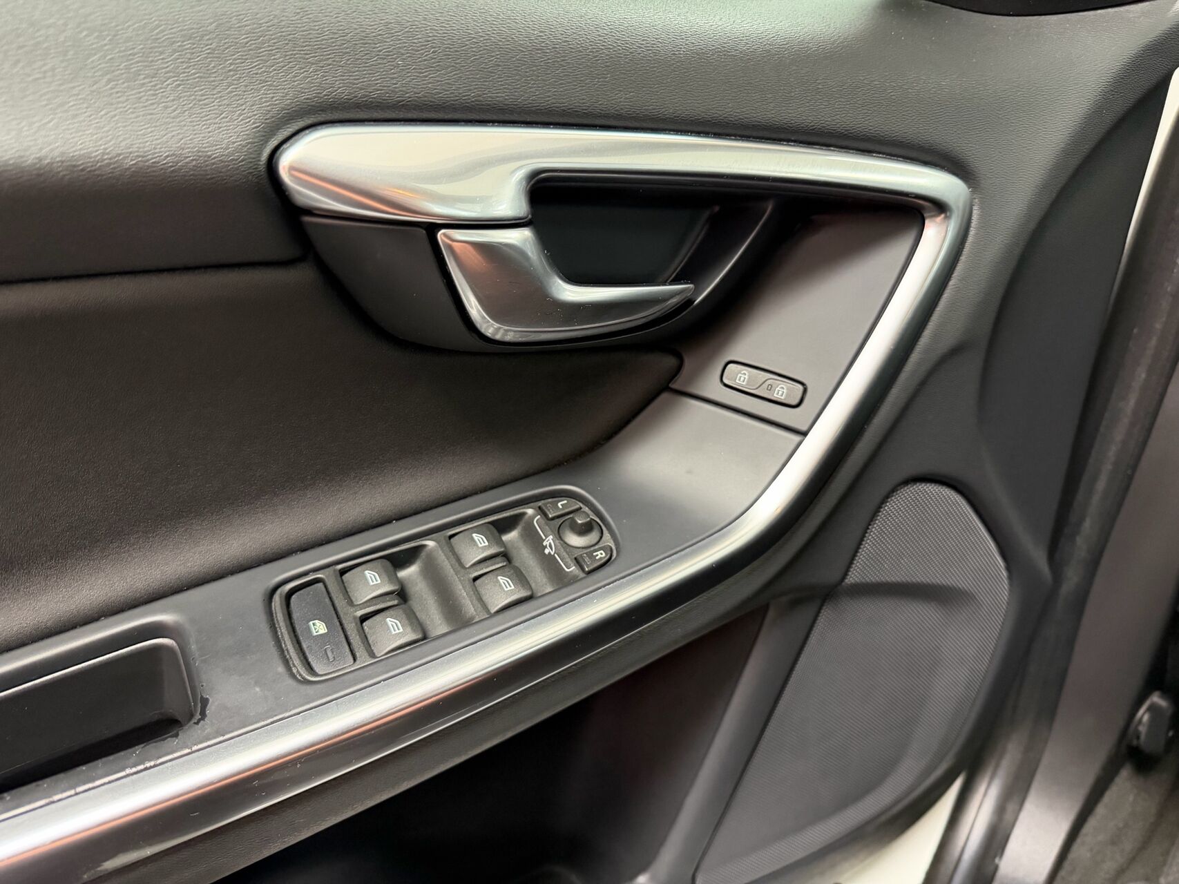 Billede af Volvo V60 2,4 D5 R-design 215HK Stc 6g Aut.