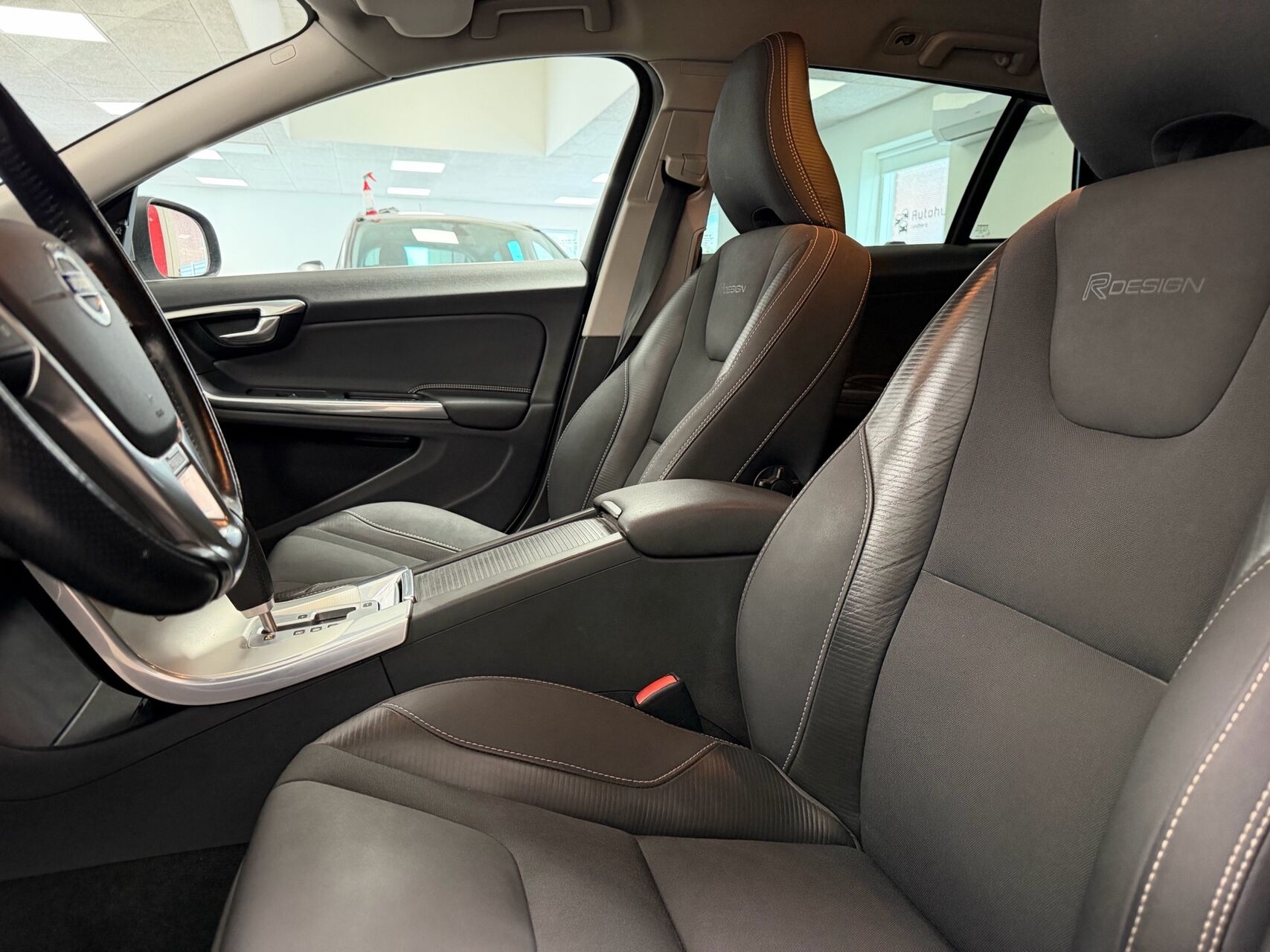 Billede af Volvo V60 2,4 D5 R-design 215HK Stc 6g Aut.