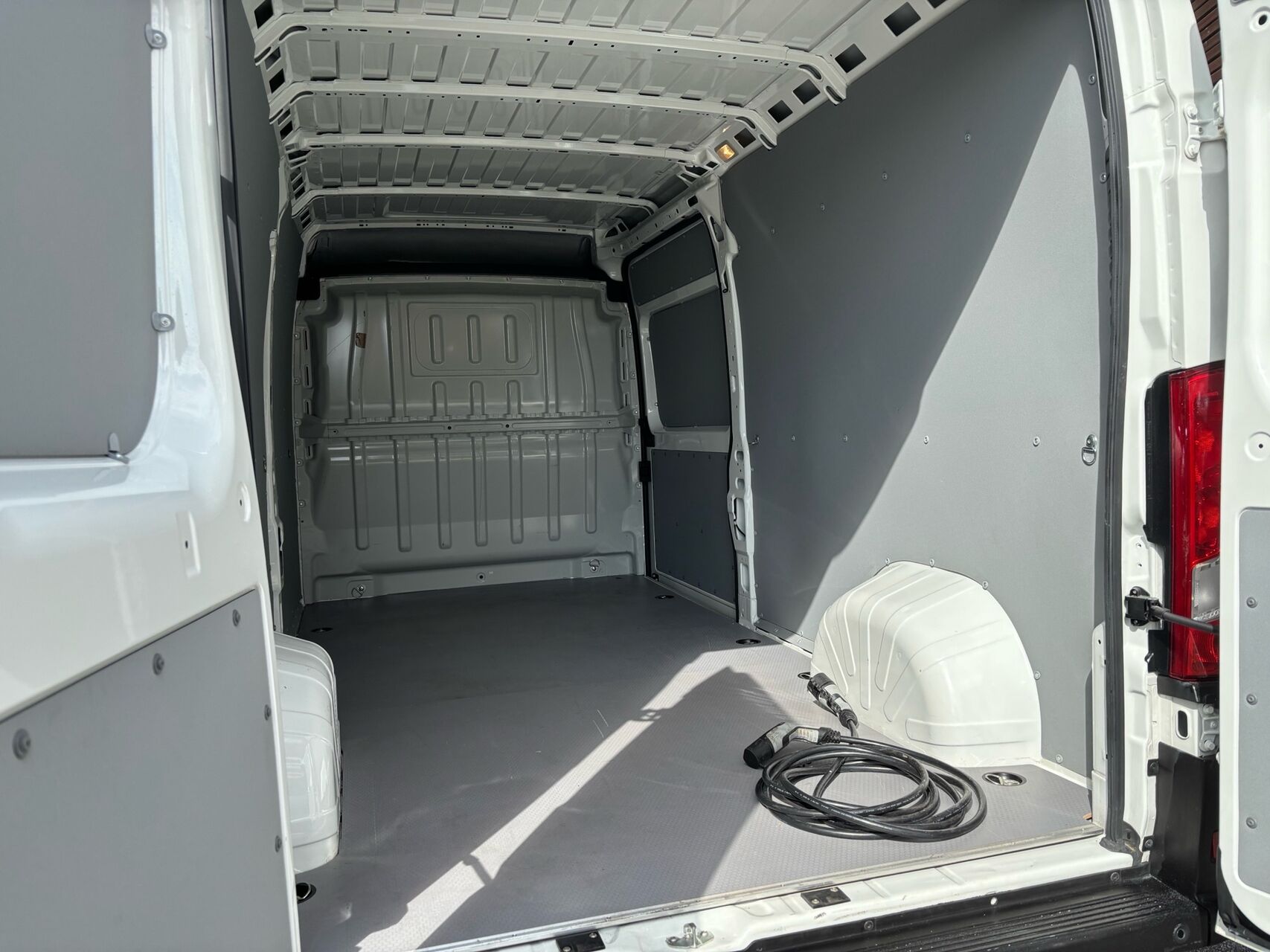 Billede af Peugeot e-Boxer 435 L3H2 EL Premium 122HK Van Aut.