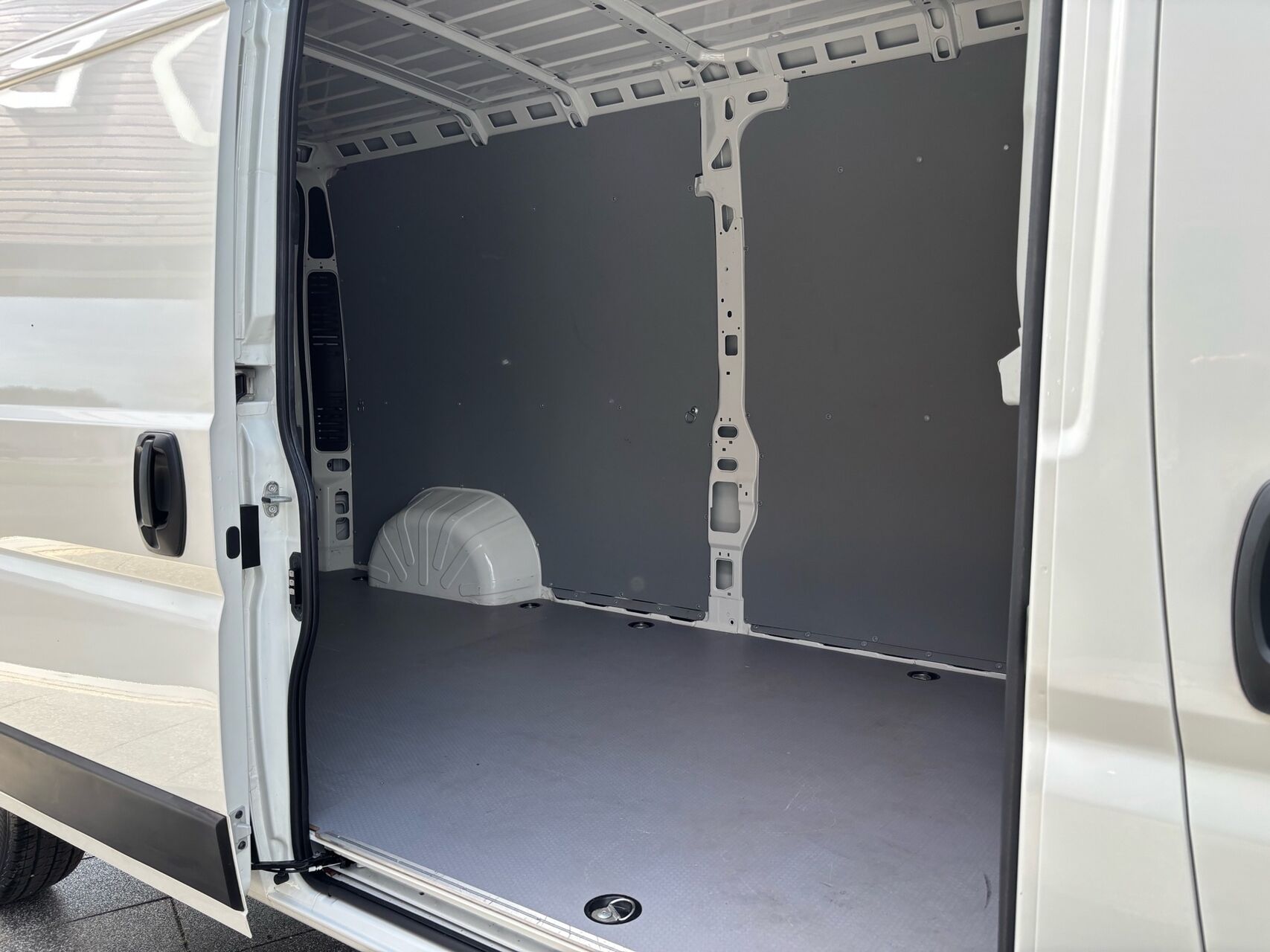 Billede af Peugeot e-Boxer 435 L3H2 EL Premium 122HK Van Aut.