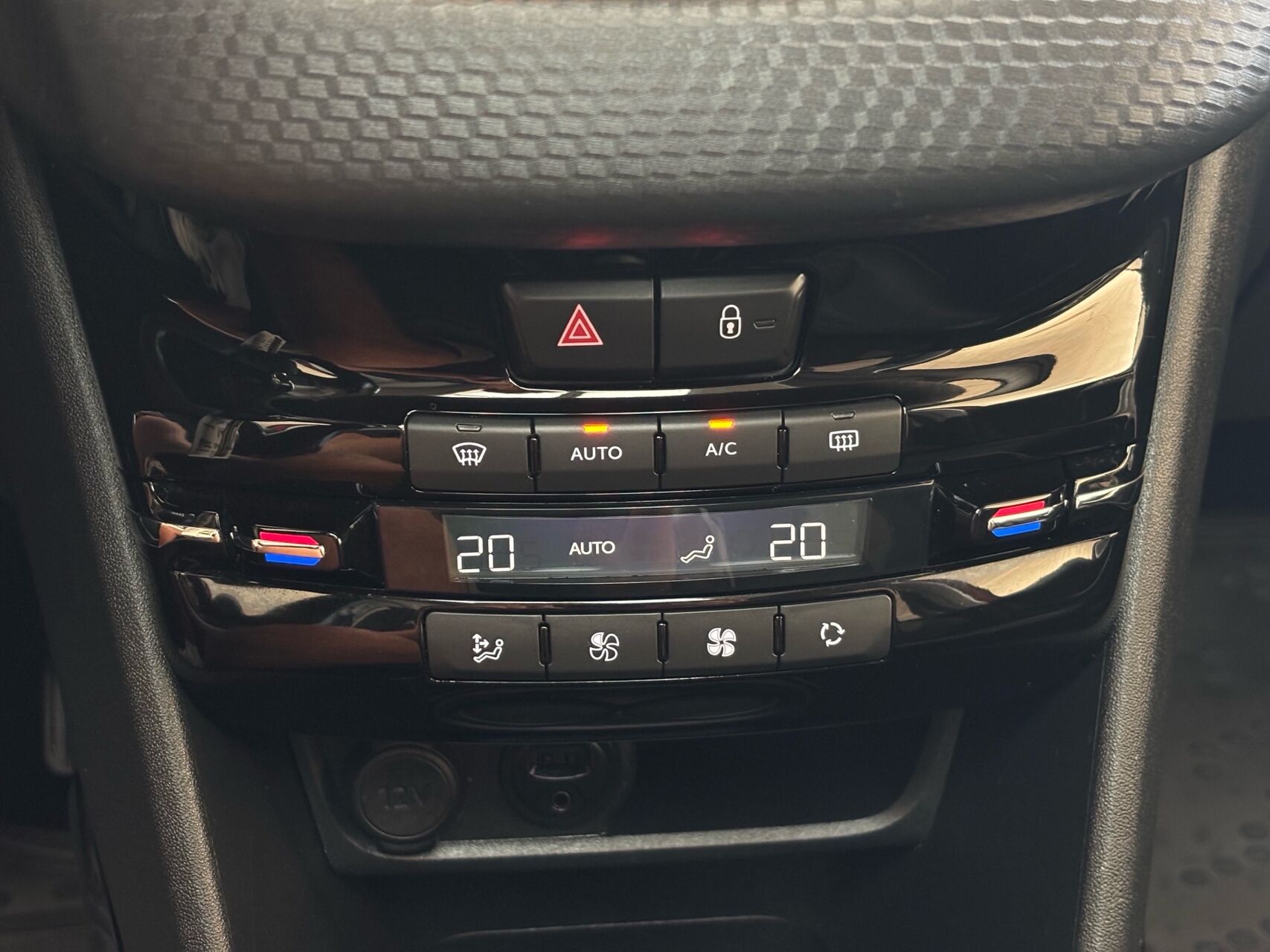 Billede af Peugeot 2008 1,6 BlueHDi Desire Sky 100HK