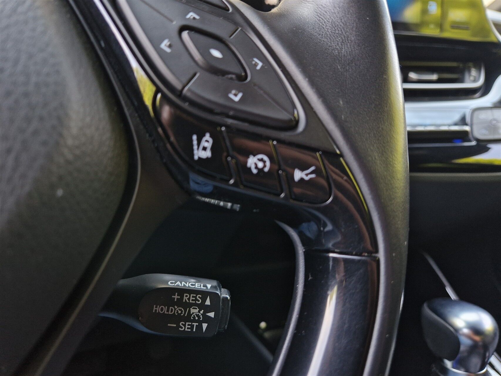 Billede af Toyota C-HR 1,8 Hybrid Selected Bi-tone Multidrive S 122HK 5d Aut.