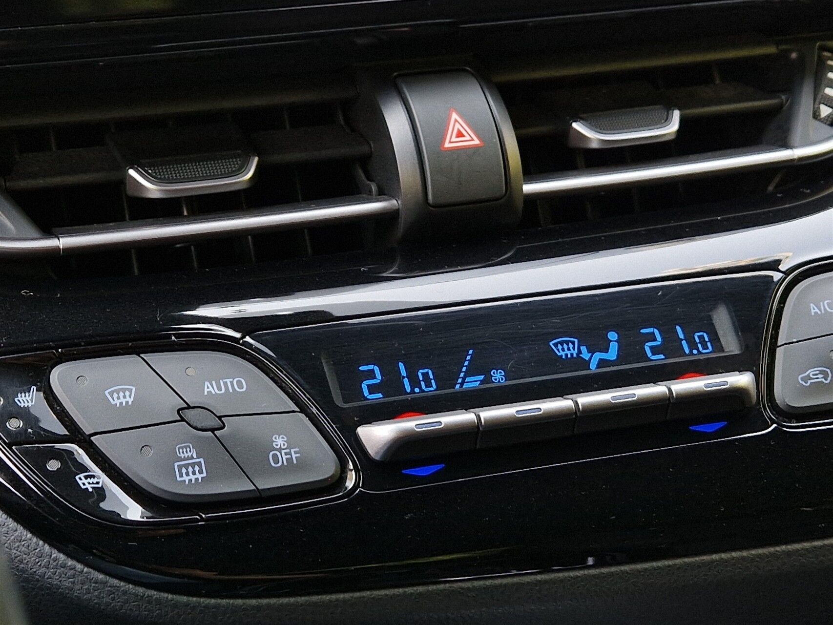 Billede af Toyota C-HR 1,8 Hybrid Selected Bi-tone Multidrive S 122HK 5d Aut.