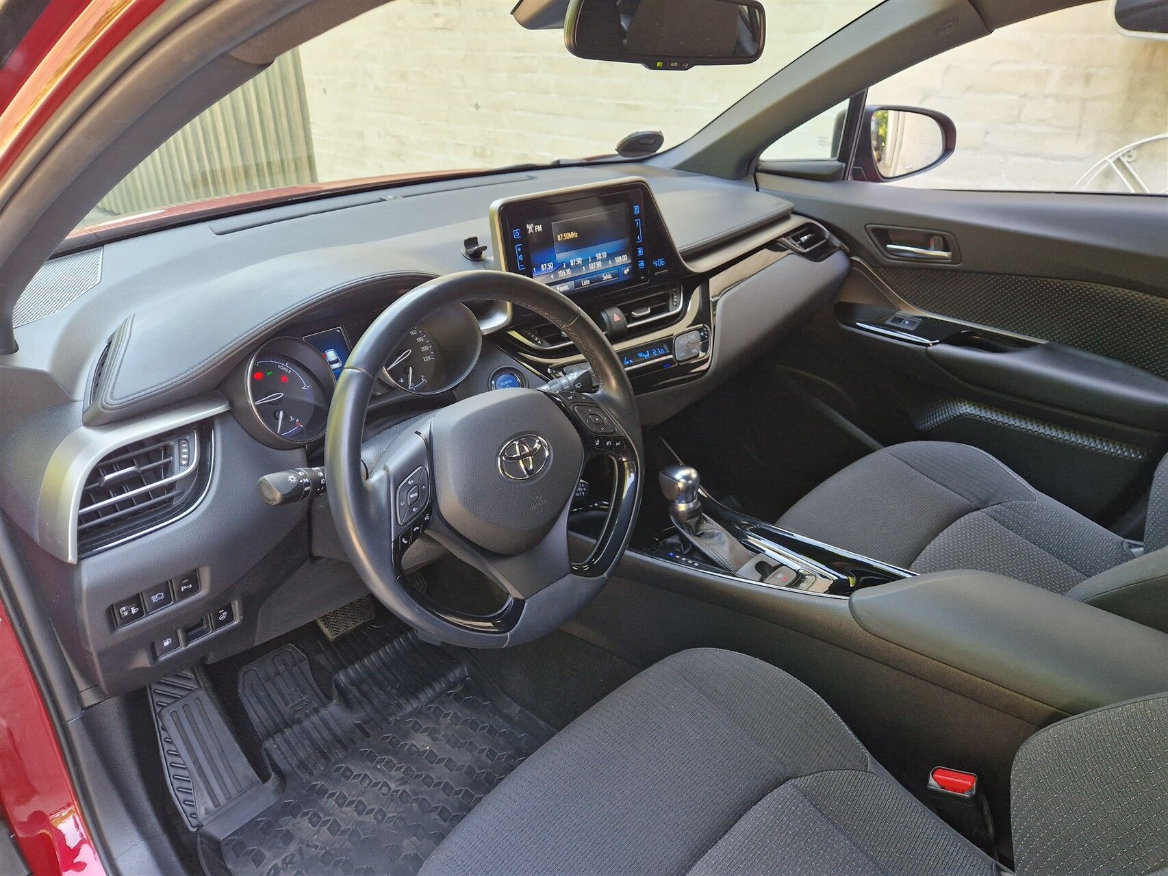 Billede af Toyota C-HR 1,8 Hybrid Selected Bi-tone Multidrive S 122HK 5d Aut.