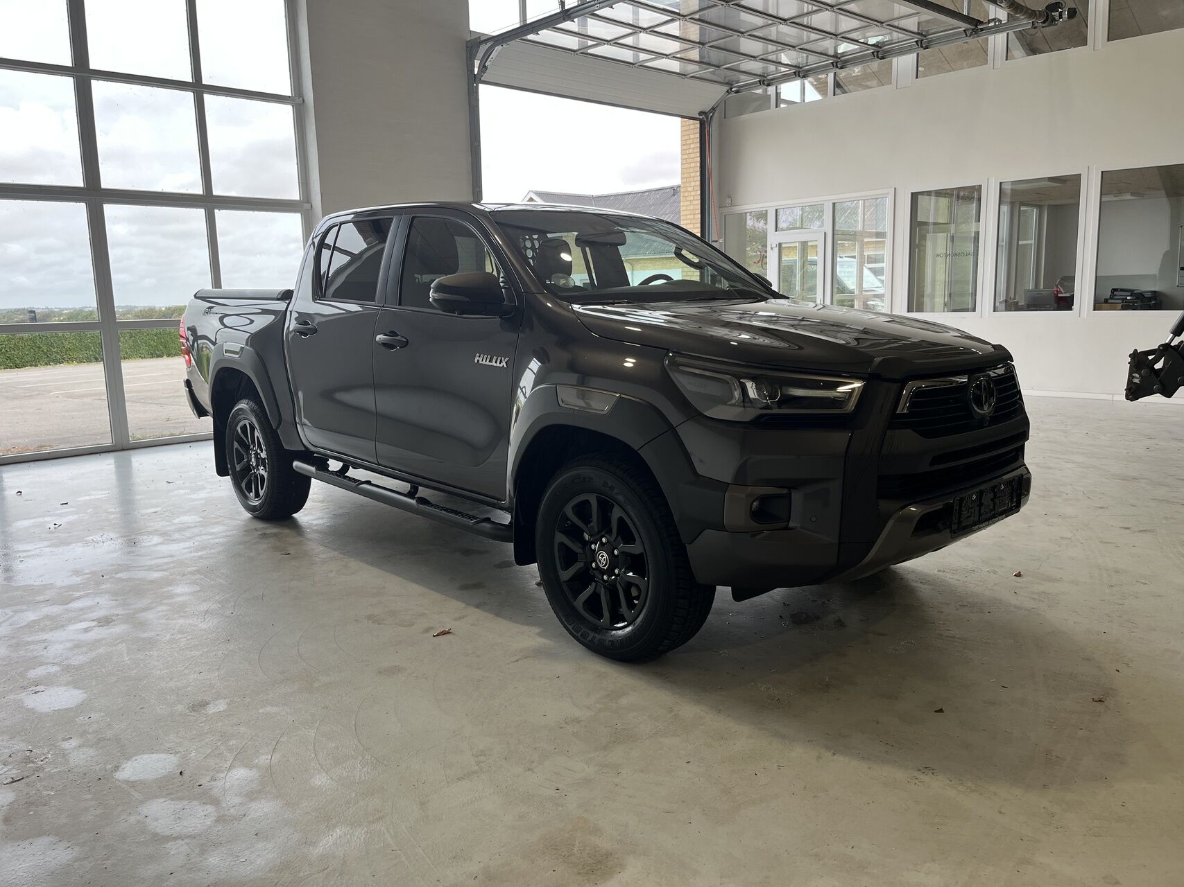Billede af Toyota HiLux 2,8 D-4D  Mild hybrid Invincible AWD 204HK DobKab Aut.