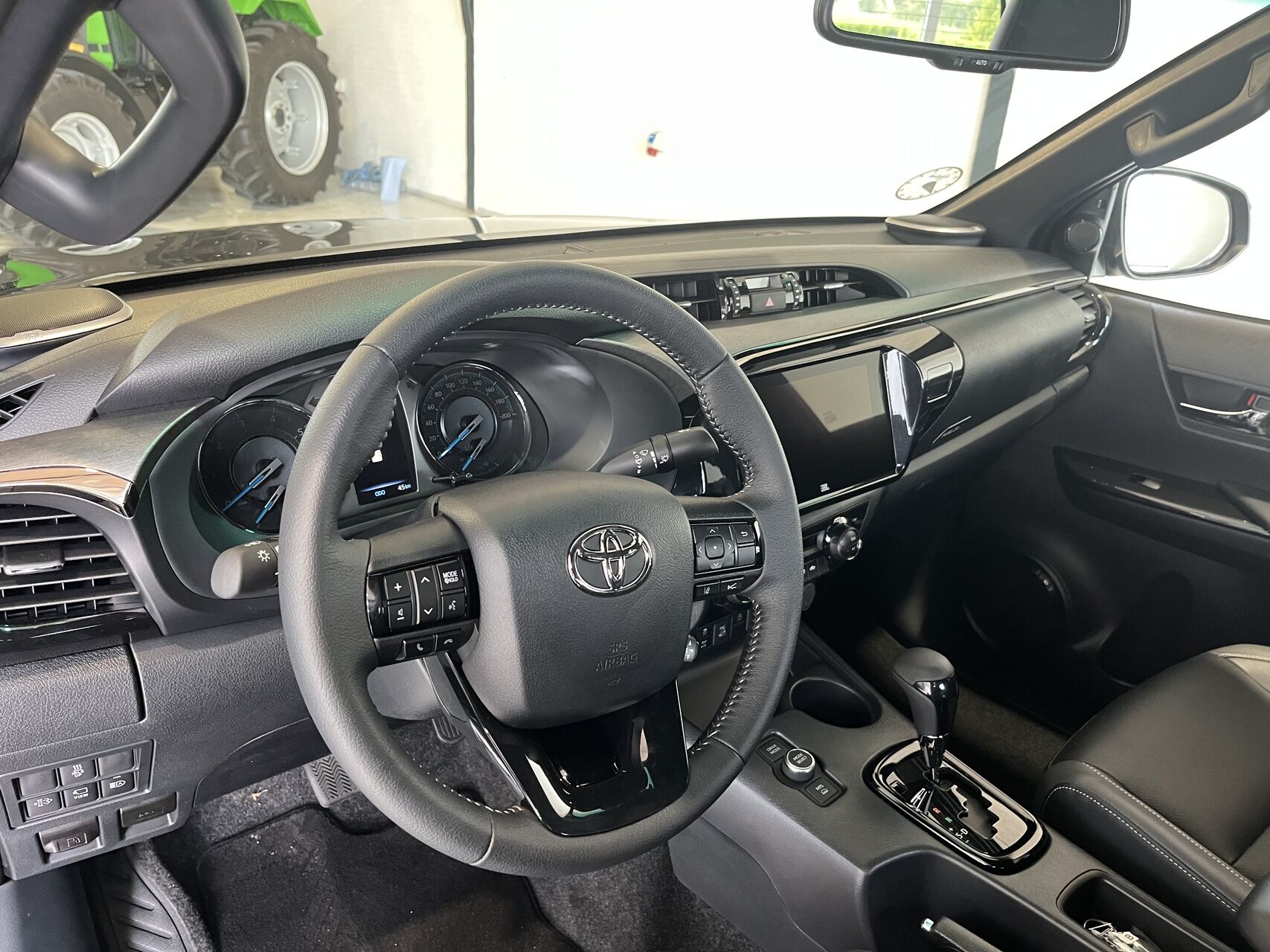 Billede af Toyota HiLux 2,8 D-4D  Mild hybrid Invincible AWD 204HK DobKab Aut.