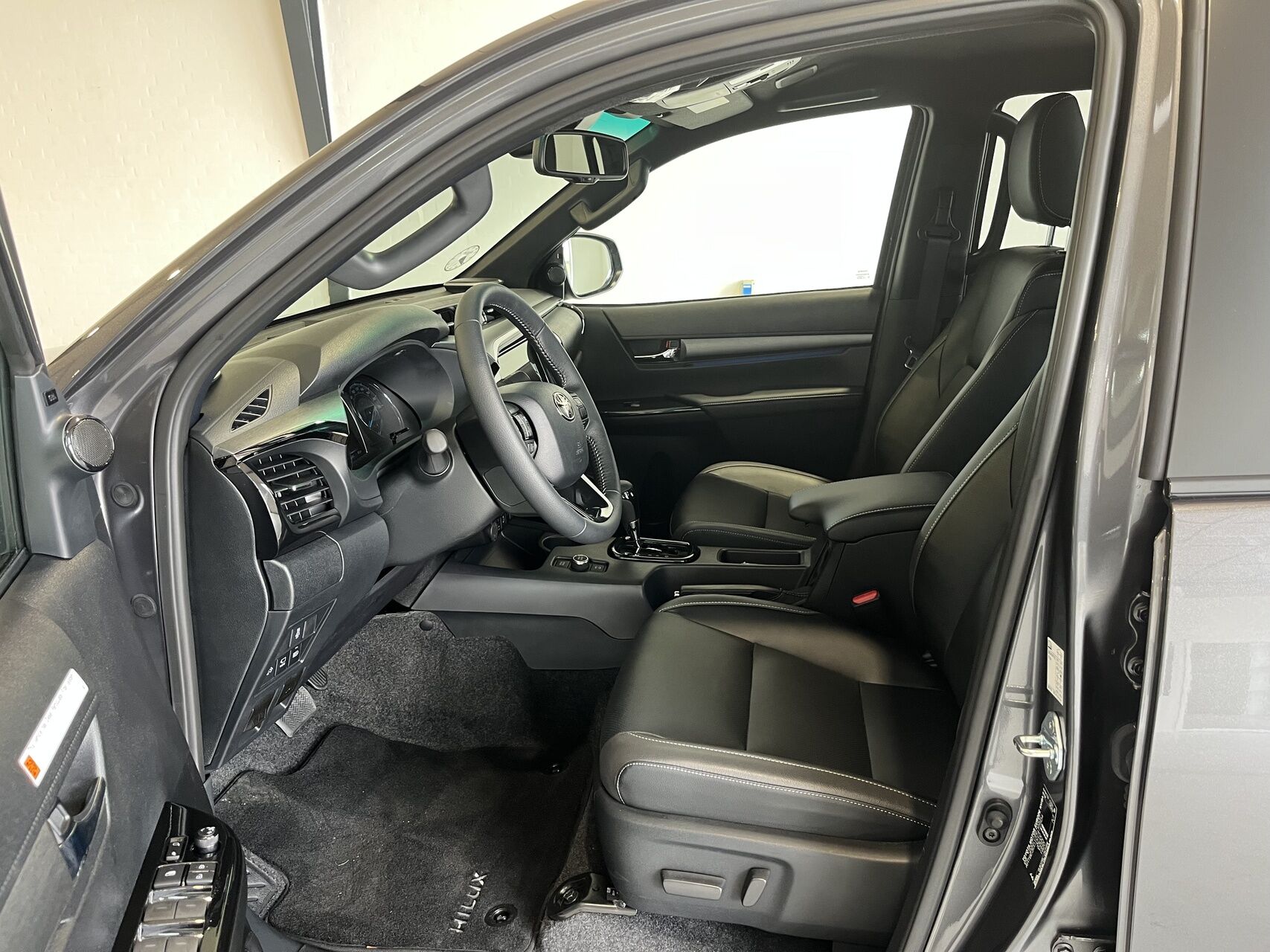 Billede af Toyota HiLux 2,8 D-4D  Mild hybrid Invincible AWD 204HK DobKab Aut.