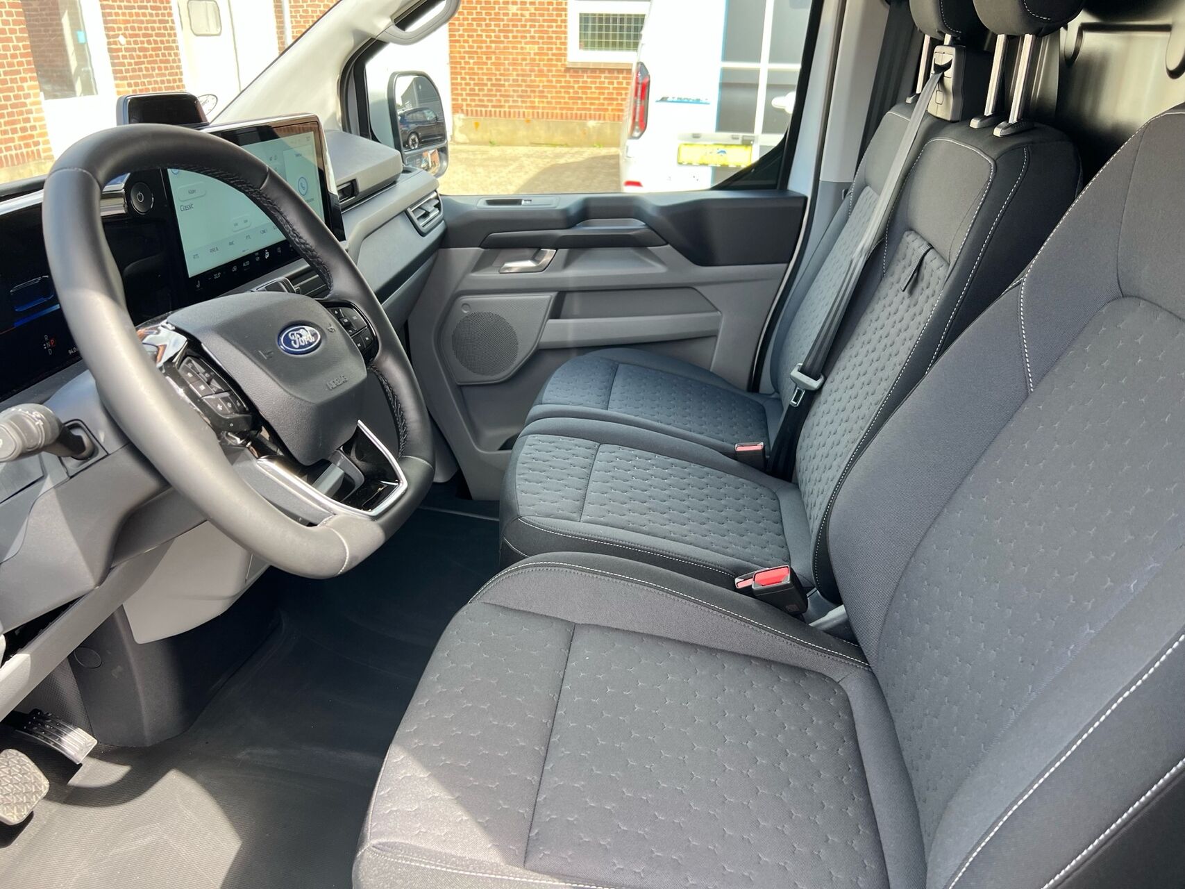 Billede af Ford E-Transit Custom 340 L2H1 EL Limited 136HK Van Aut.