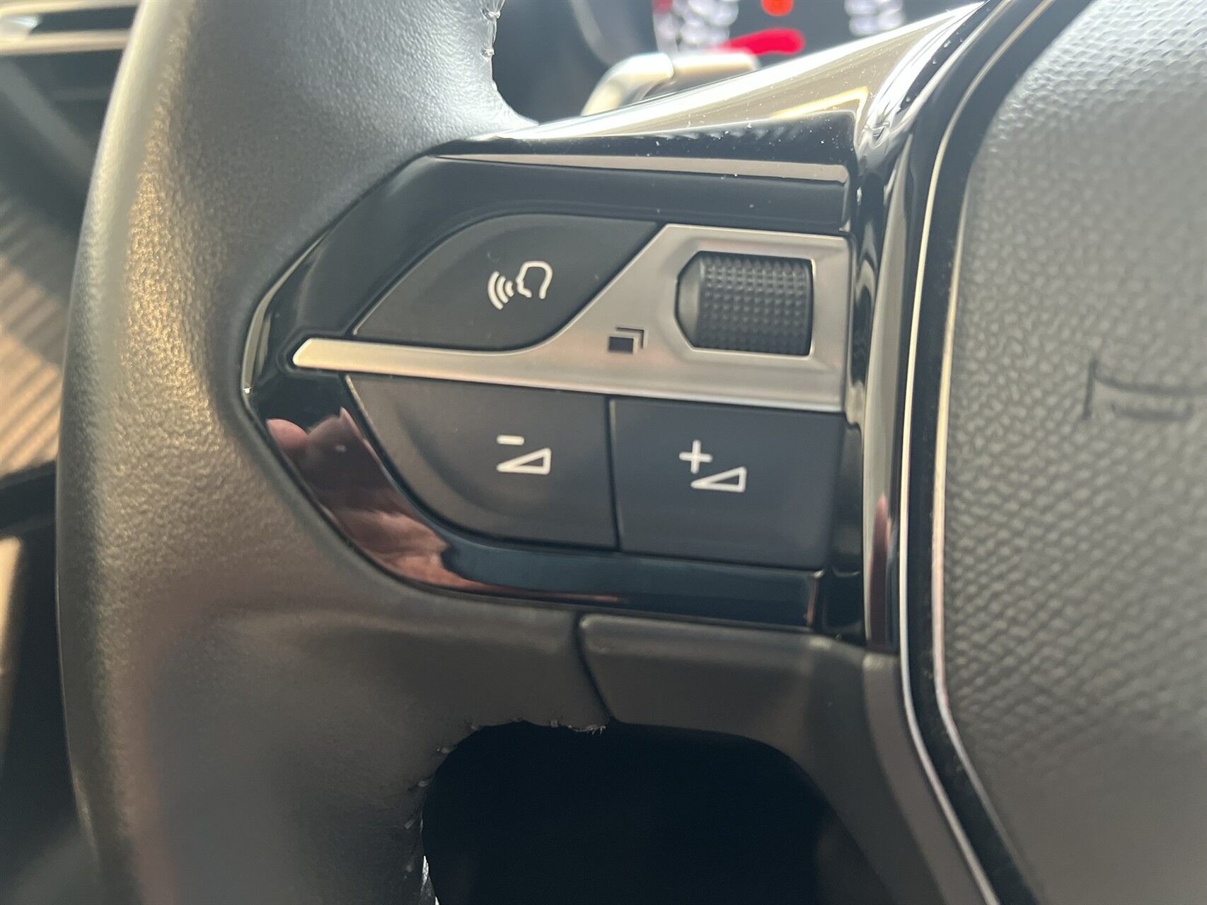Billede af Peugeot 2008 1,2 PureTech Platin EAT8 130HK 5d 8g Aut.