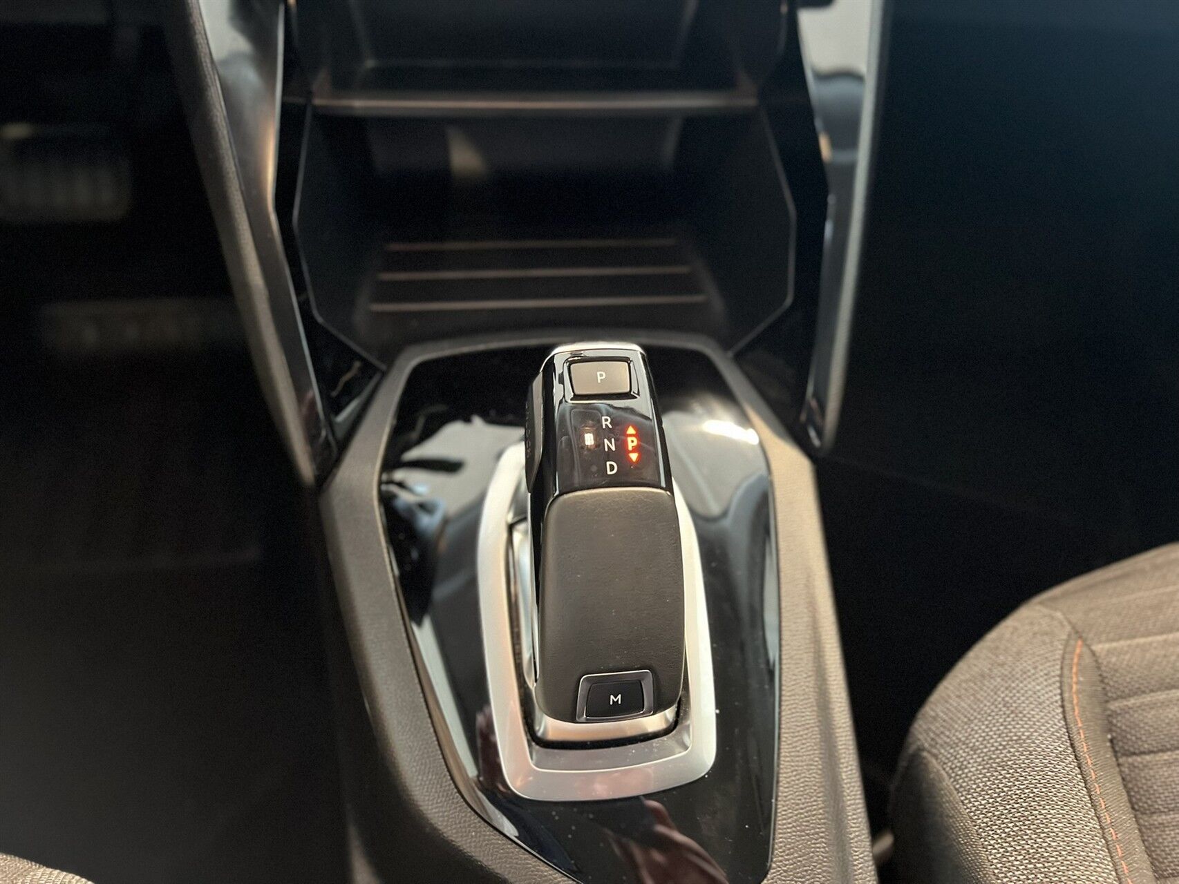 Billede af Peugeot 2008 1,2 PureTech Platin EAT8 130HK 5d 8g Aut.