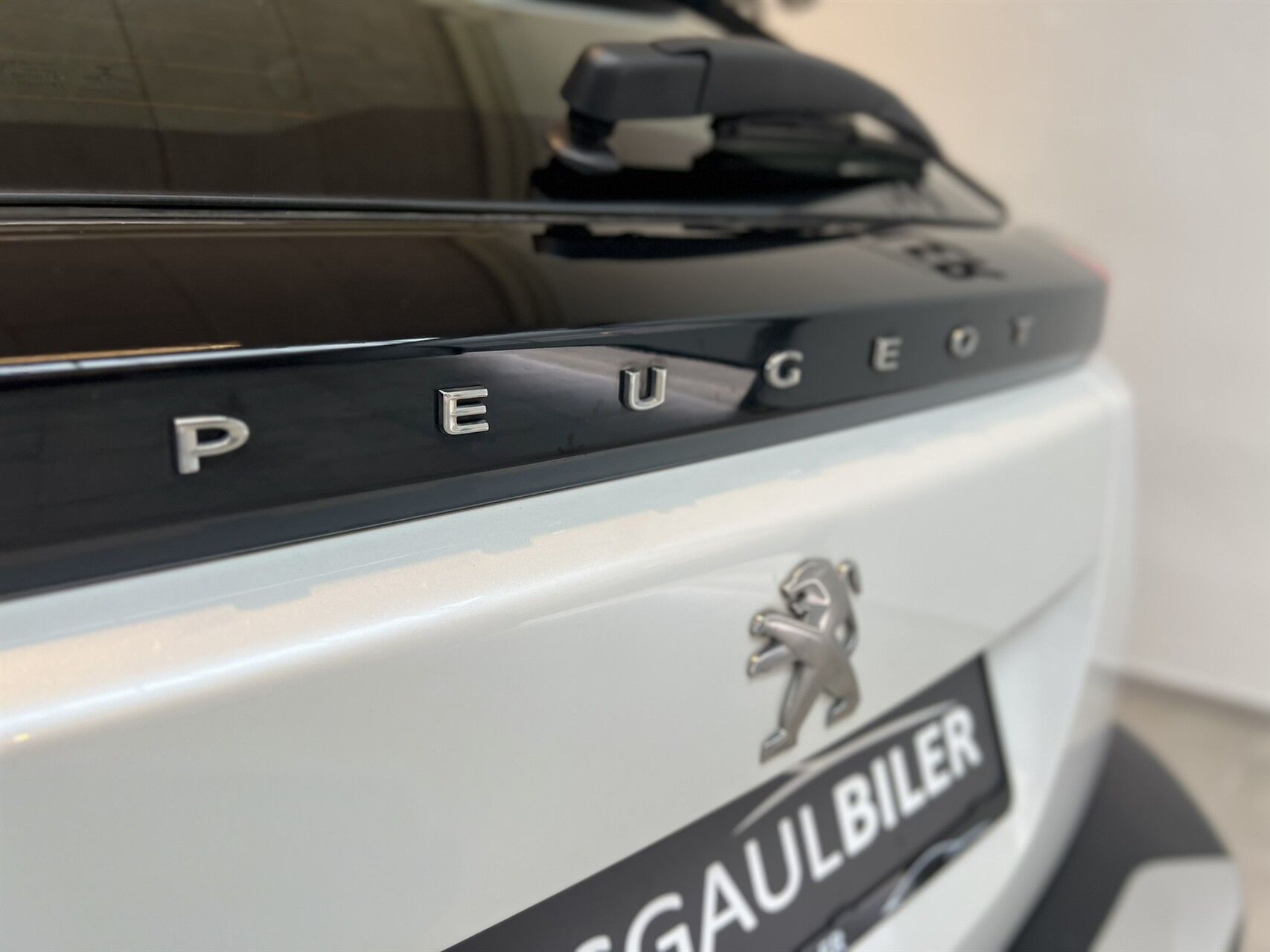Billede af Peugeot 2008 1,2 PureTech Platin EAT8 130HK 5d 8g Aut.