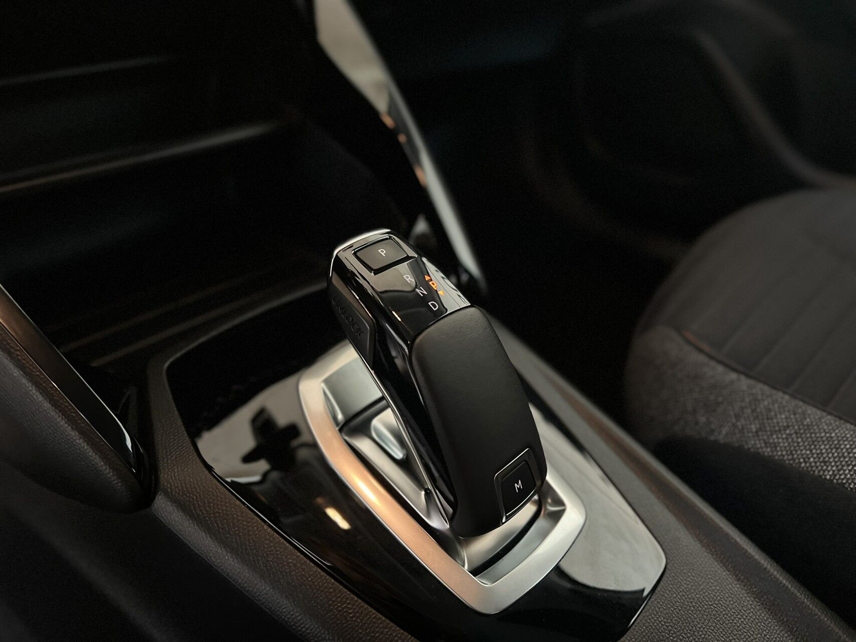 Billede af Peugeot 2008 1,2 PureTech Platin EAT8 130HK 5d 8g Aut.