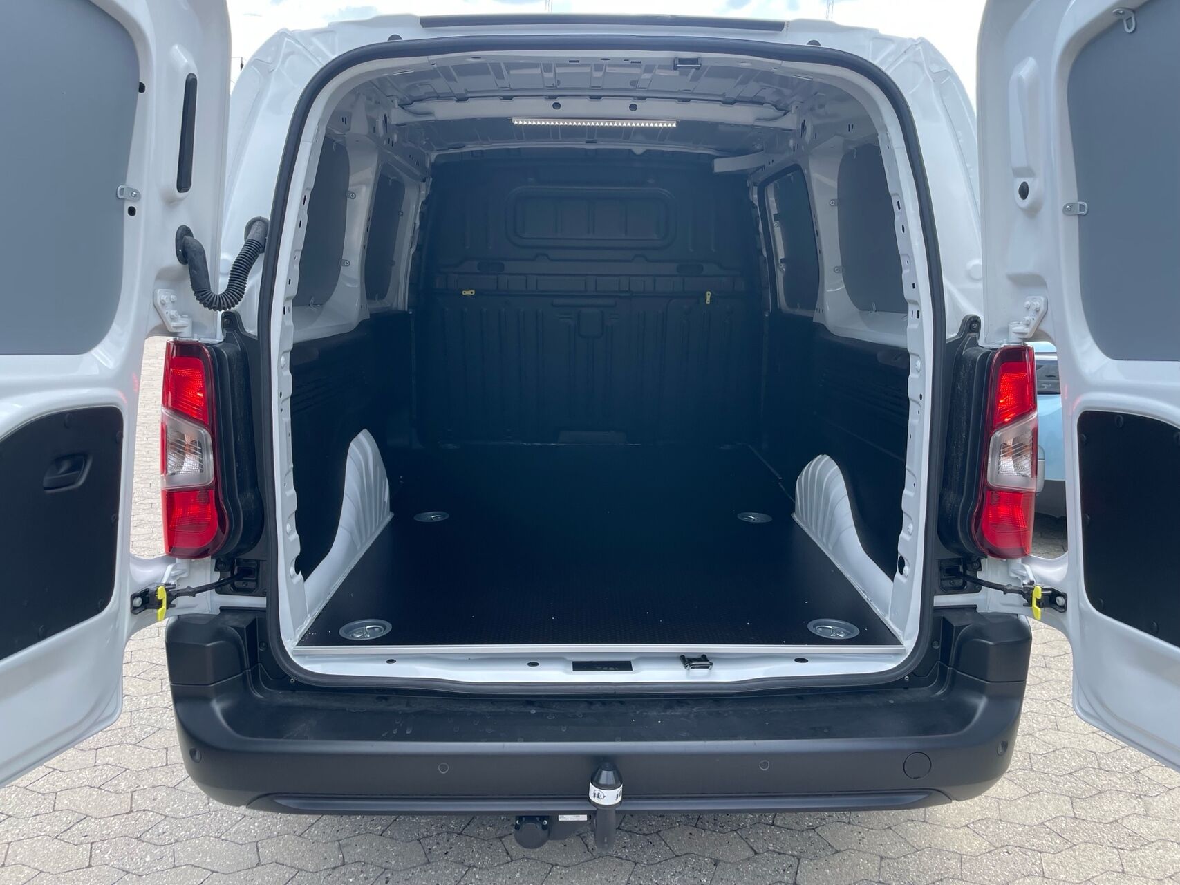 Billede af Opel Combo L2V2 1,5 BlueHDi Enjoy+ EAT8 130HK Van 8g Aut.