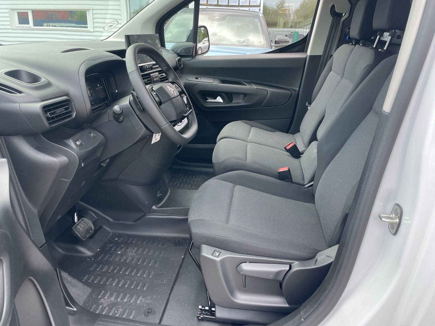 Billede af Opel Combo L2V2 1,5 BlueHDi Enjoy+ EAT8 130HK Van 8g Aut.
