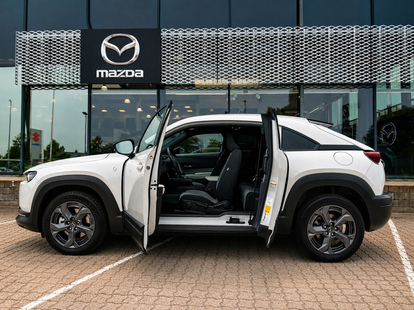 Billede af Mazda MX-30 0,8 e-Skyactiv R-EV  Plugin-hybrid Exclusive-Line 170HK 5d Trinl. Gear