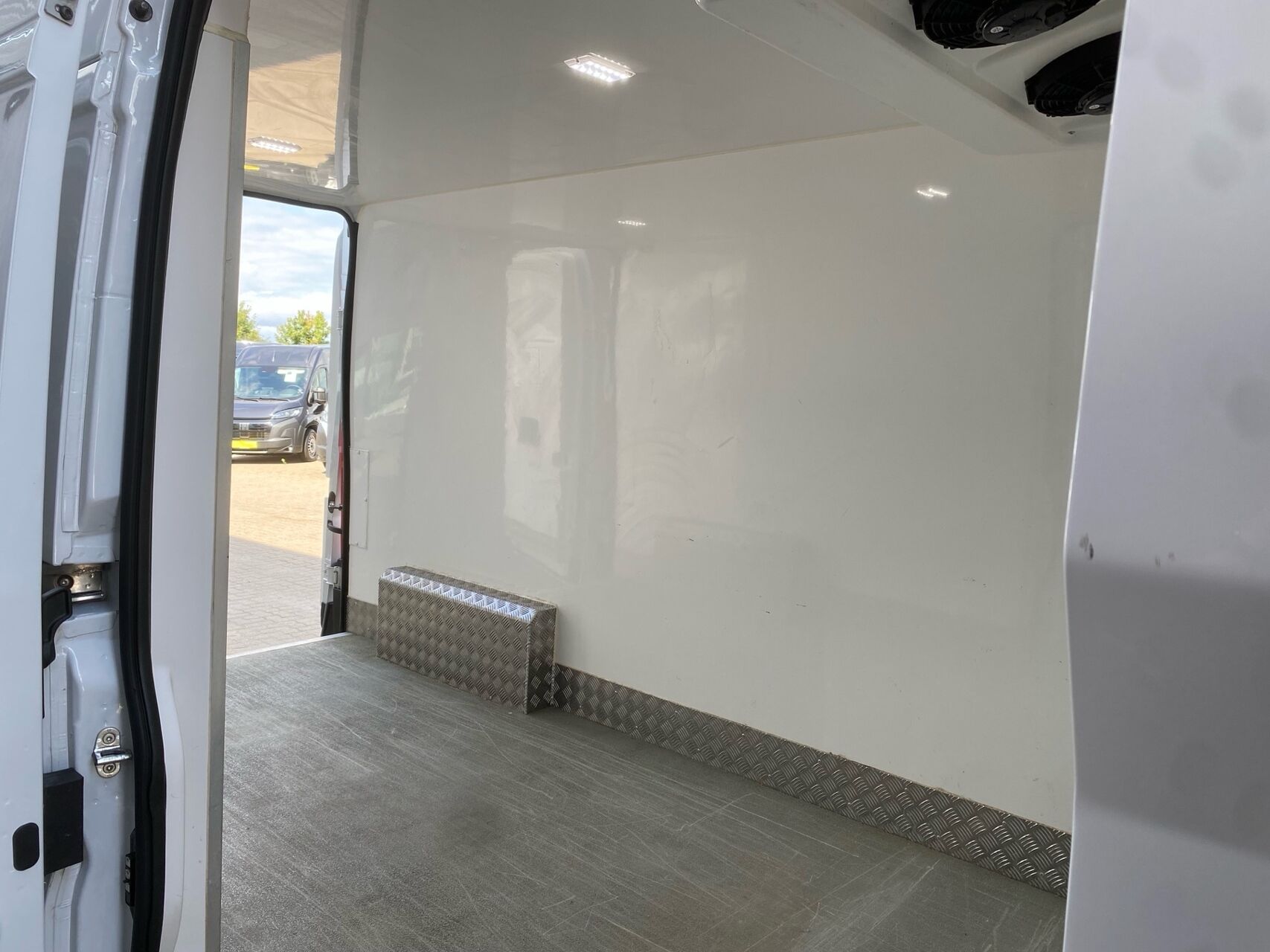 Billede af Citroën Jumper 35+ L3H2 2,2 Blue HDi Flexline start/stop 165HK Van