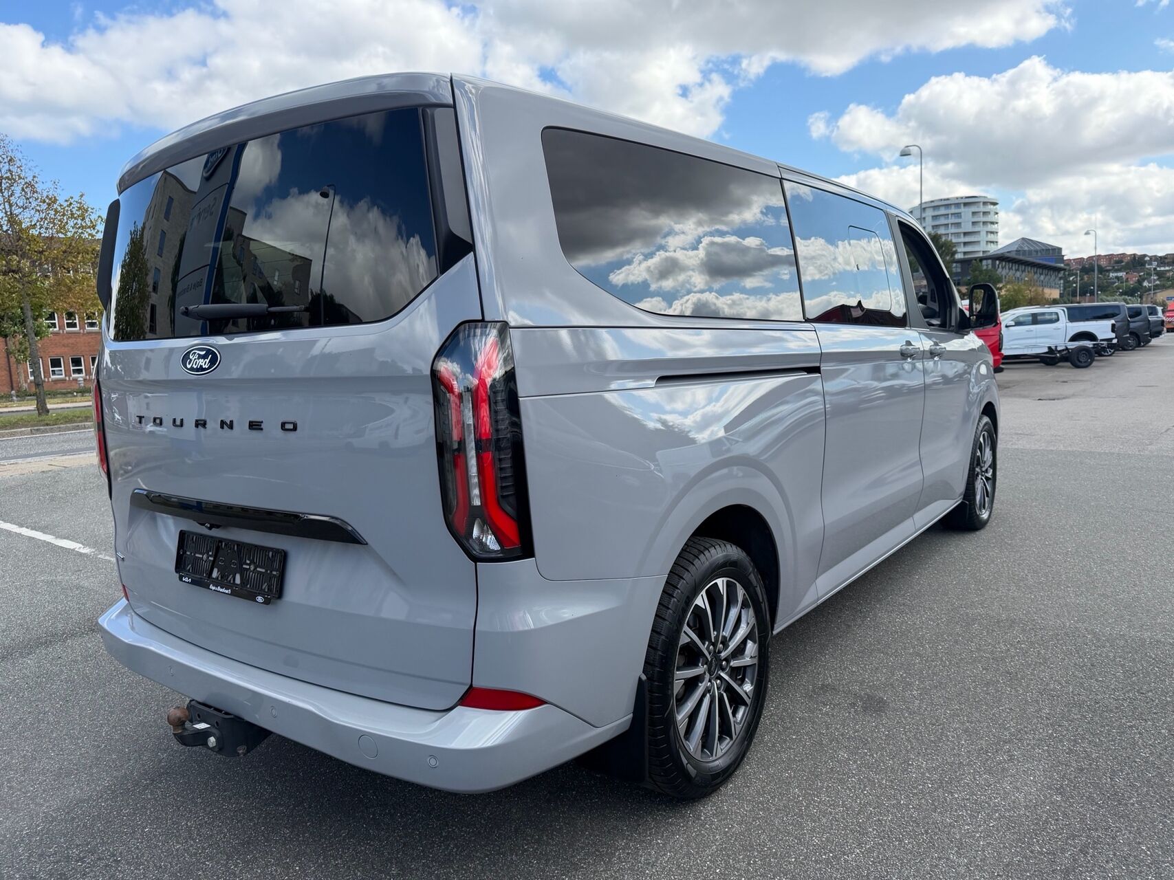 Billede af Ford Tourneo Custom 340 L2H1 2,5 Plugin-hybrid Titanium X CVT 233HK Aut.