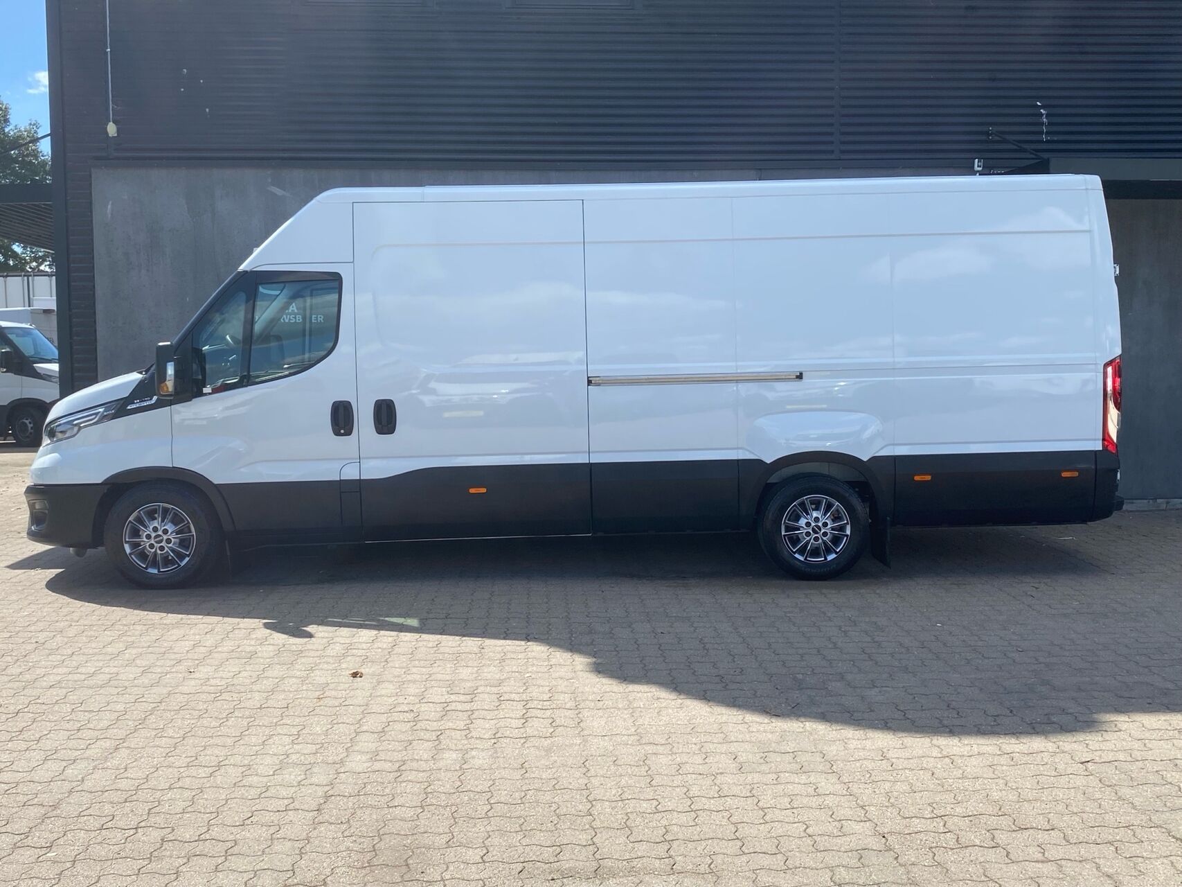 Billede af Iveco Daily 35S18 16m3 3,0 D 180HK Van 8g Aut.