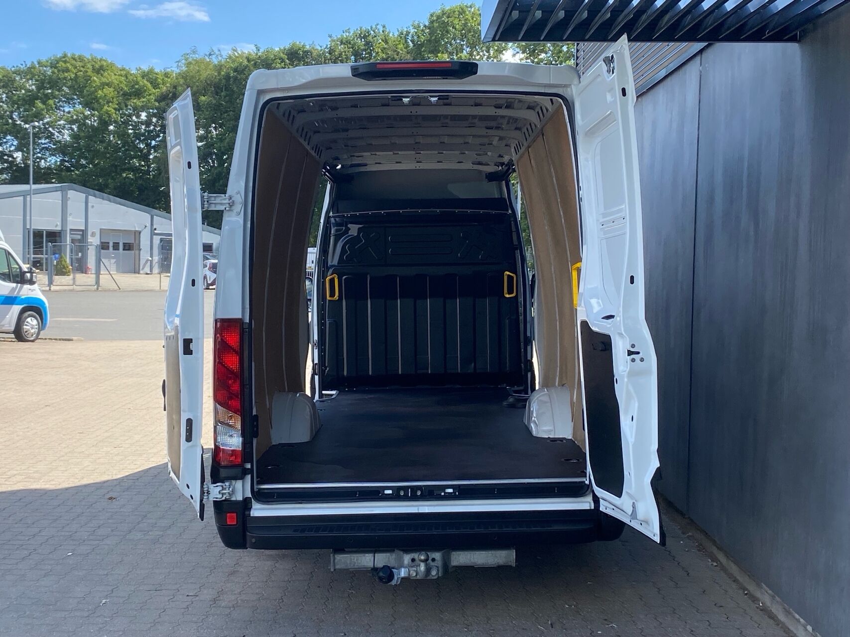 Billede af Iveco Daily 35S18 16m3 3,0 D 180HK Van 8g Aut.