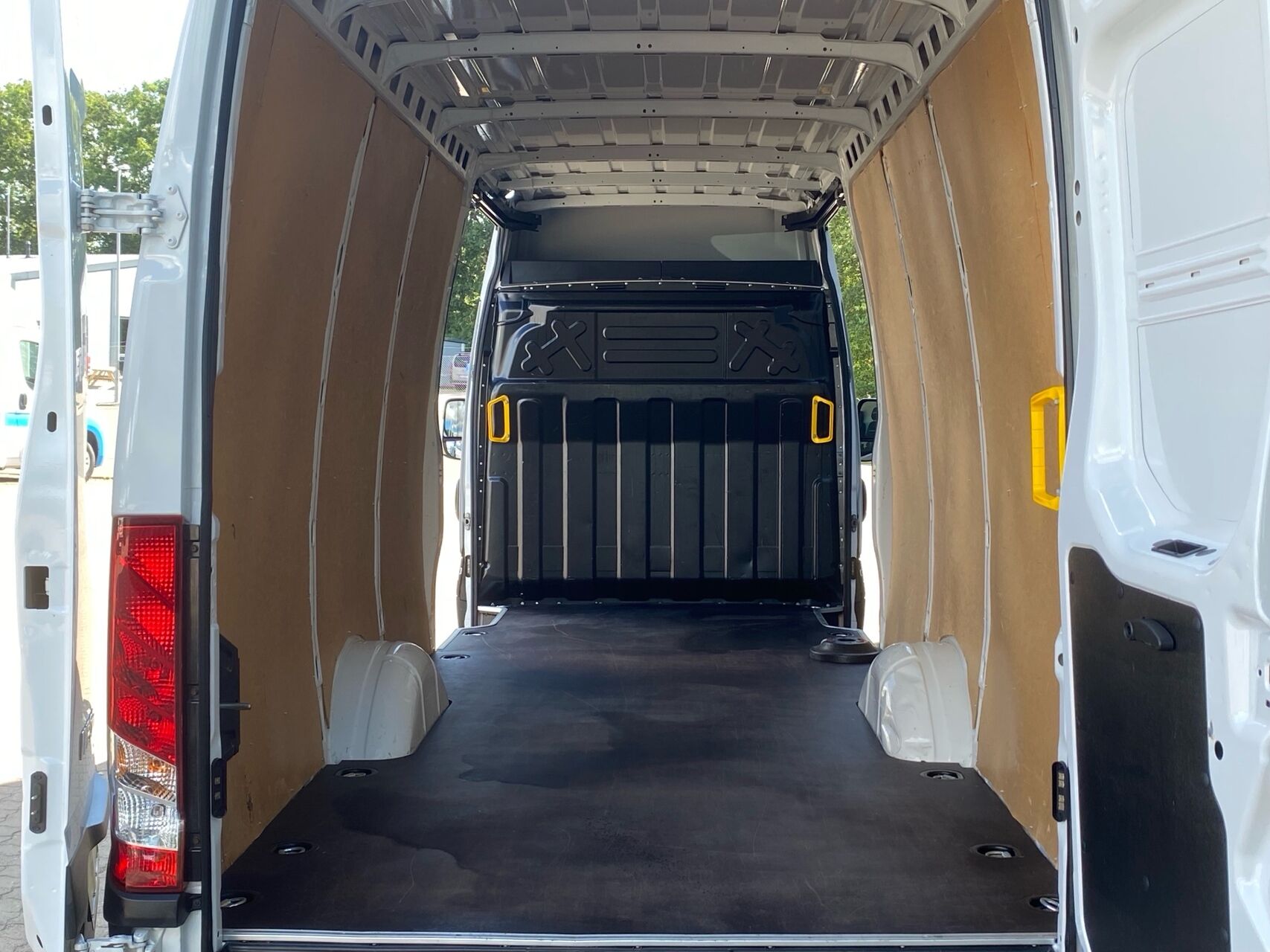 Billede af Iveco Daily 35S18 16m3 3,0 D 180HK Van 8g Aut.