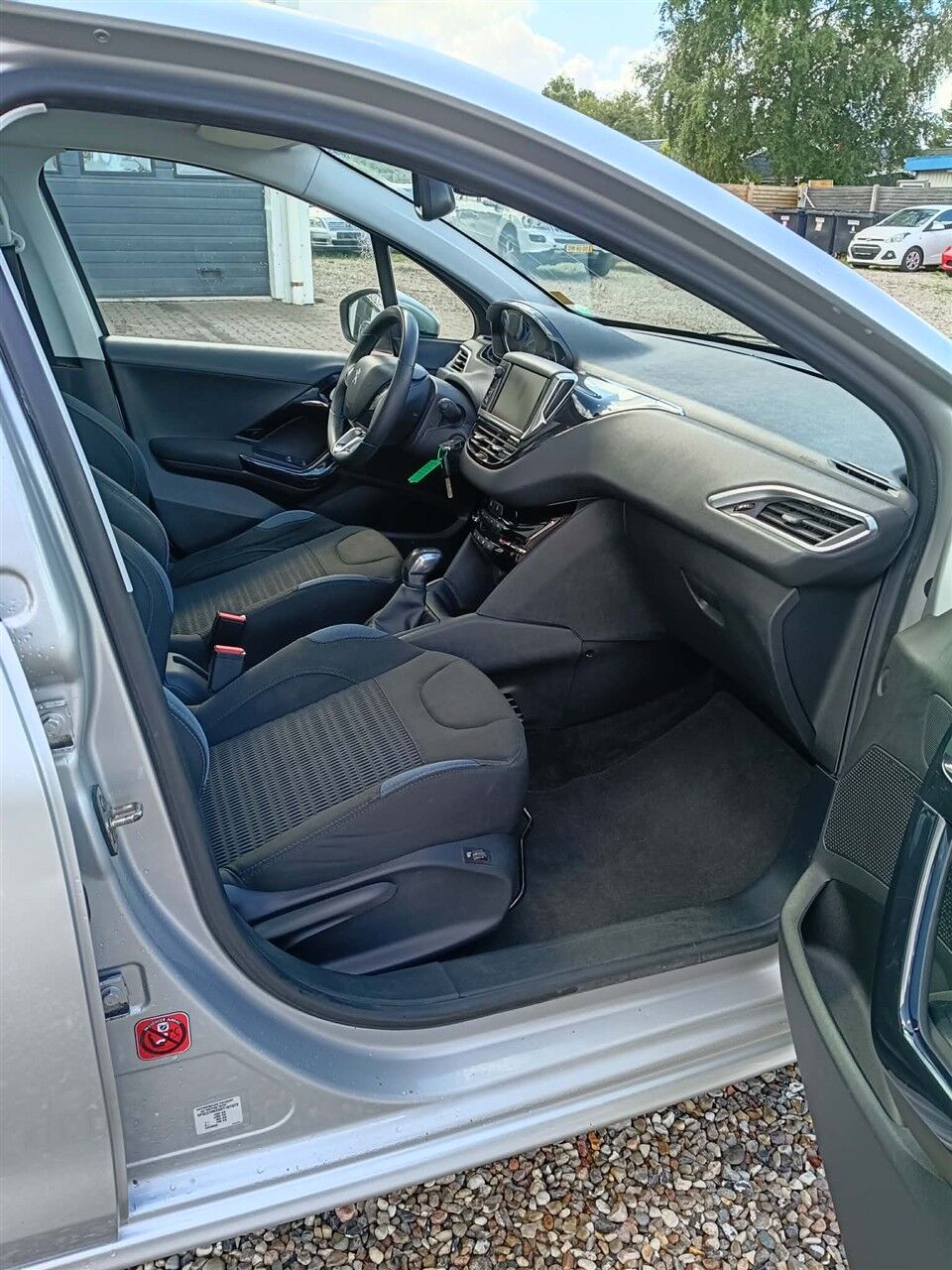 Billede af Peugeot 208 1,2 VTi Allure Sky 82HK 5d