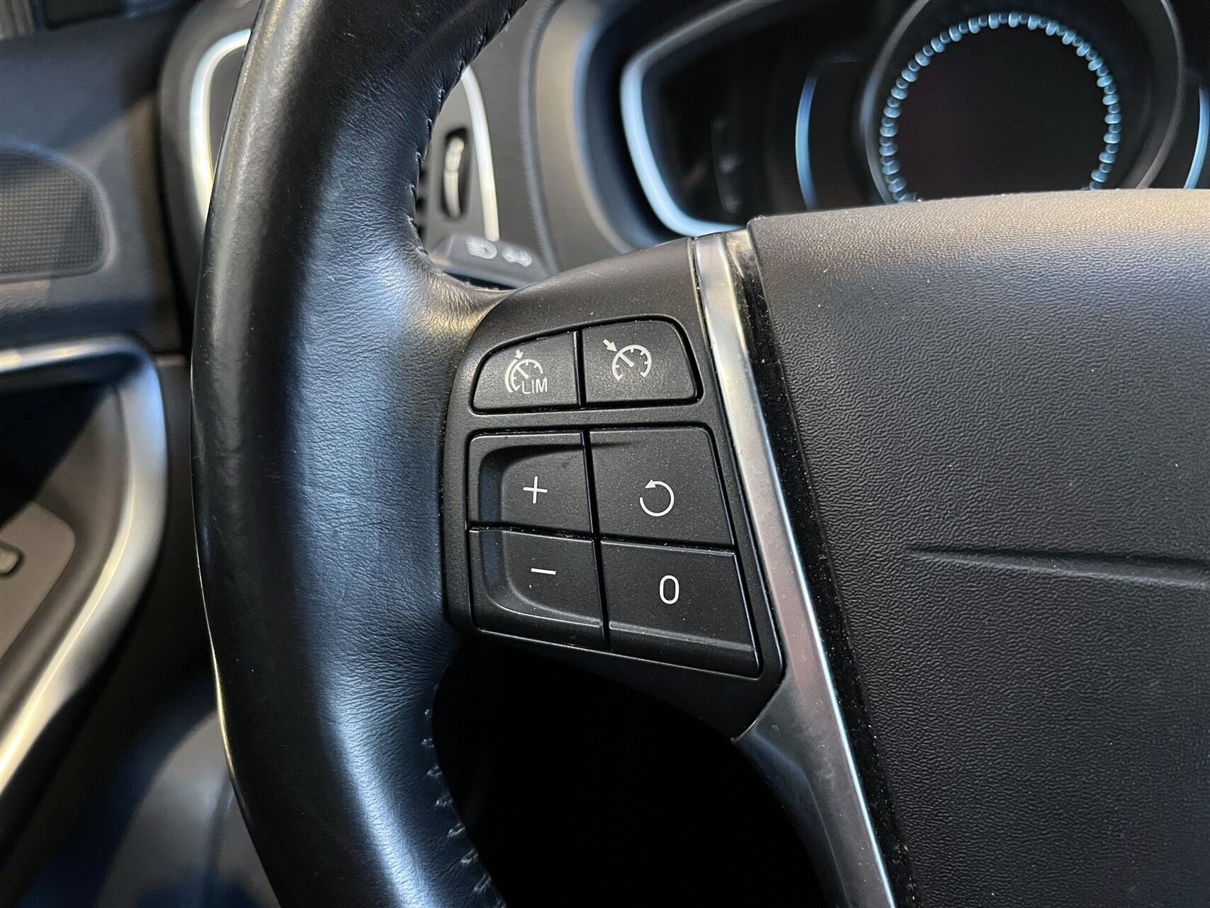 Billede af Volvo V40 1,6 D2 DRIVe-E Momentum 115HK 5d 6g