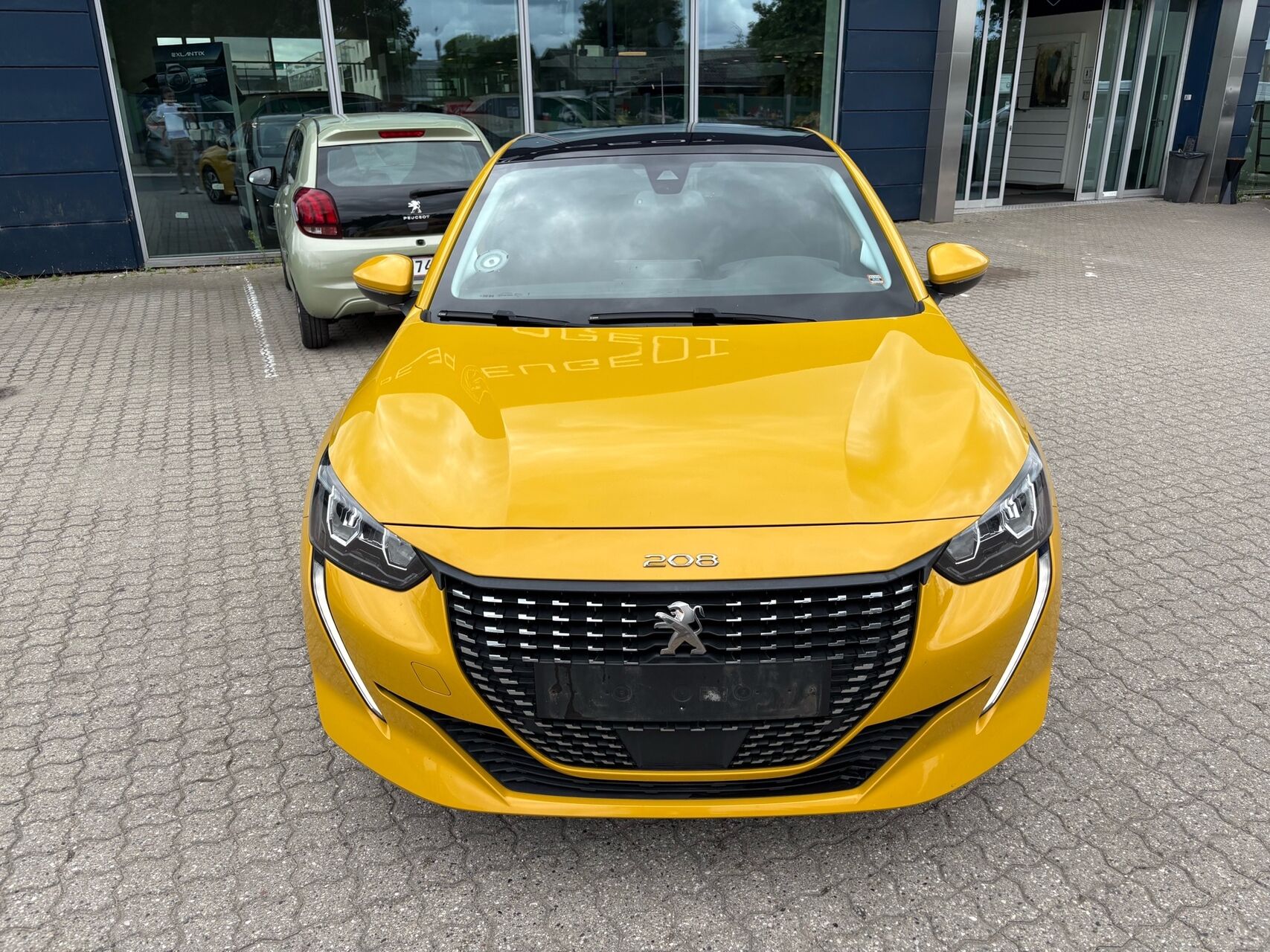 Billede af Peugeot 208 1,2 PureTech Allure Sky EAT8 100HK 5d 8g Aut.