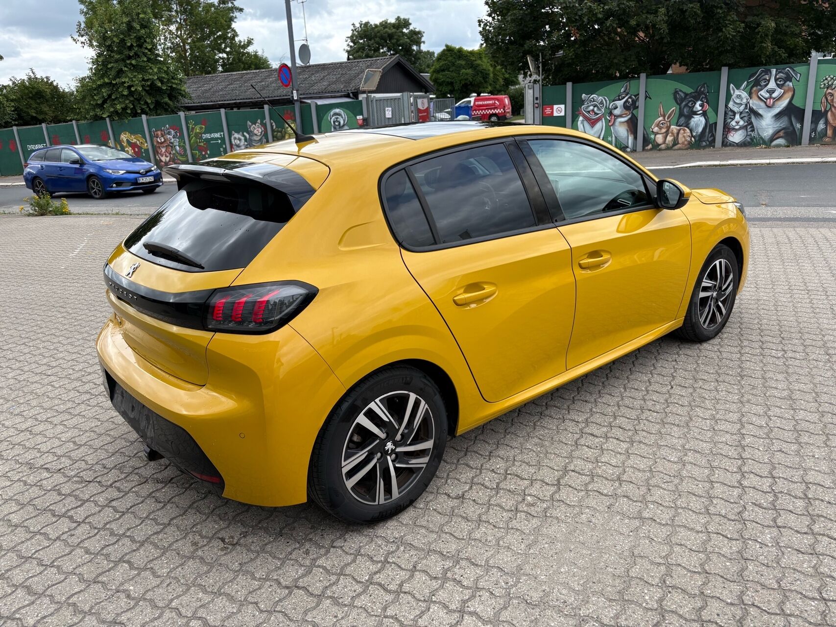 Billede af Peugeot 208 1,2 PureTech Allure Sky EAT8 100HK 5d 8g Aut.