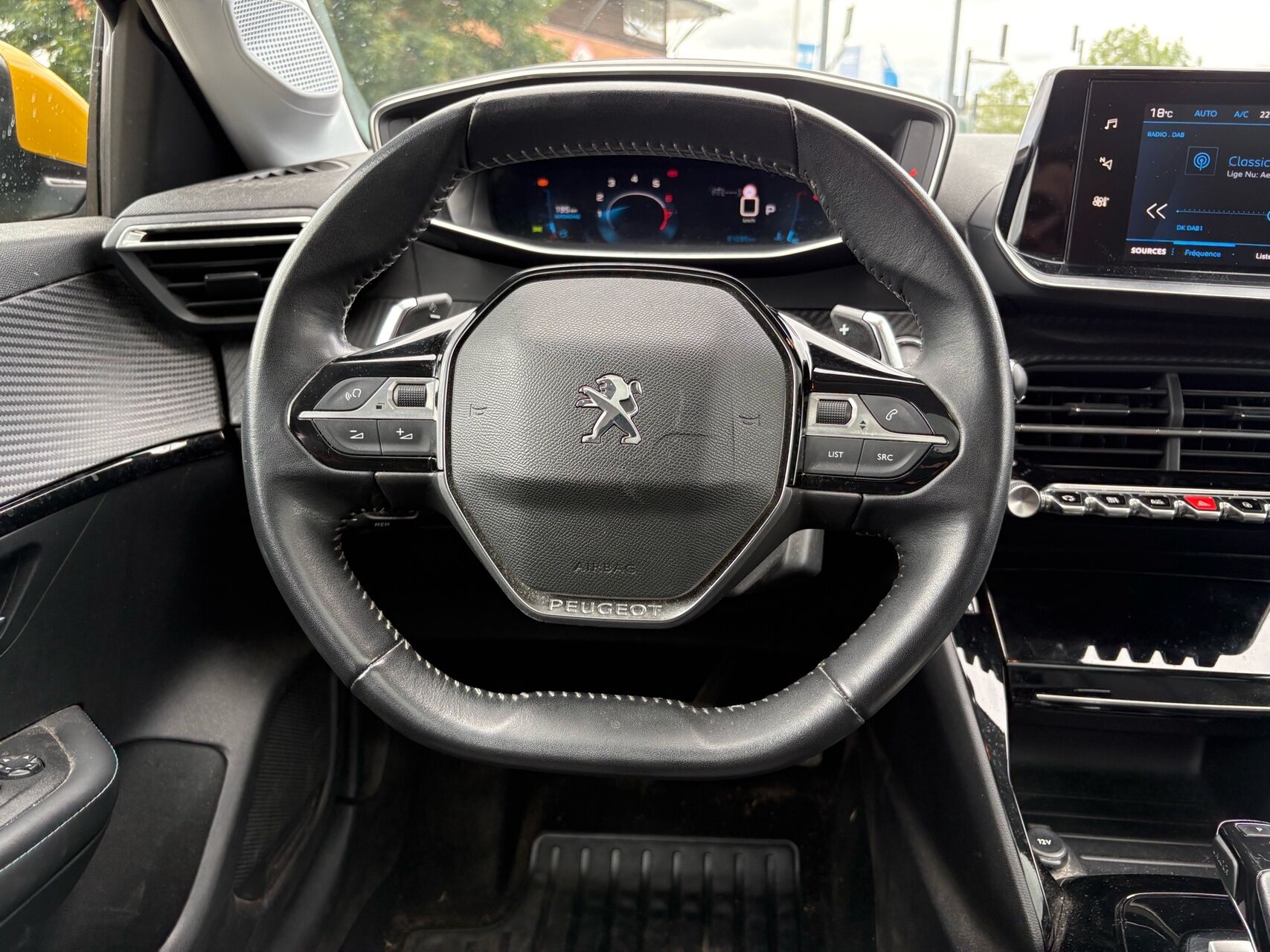 Billede af Peugeot 208 1,2 PureTech Allure Sky EAT8 100HK 5d 8g Aut.