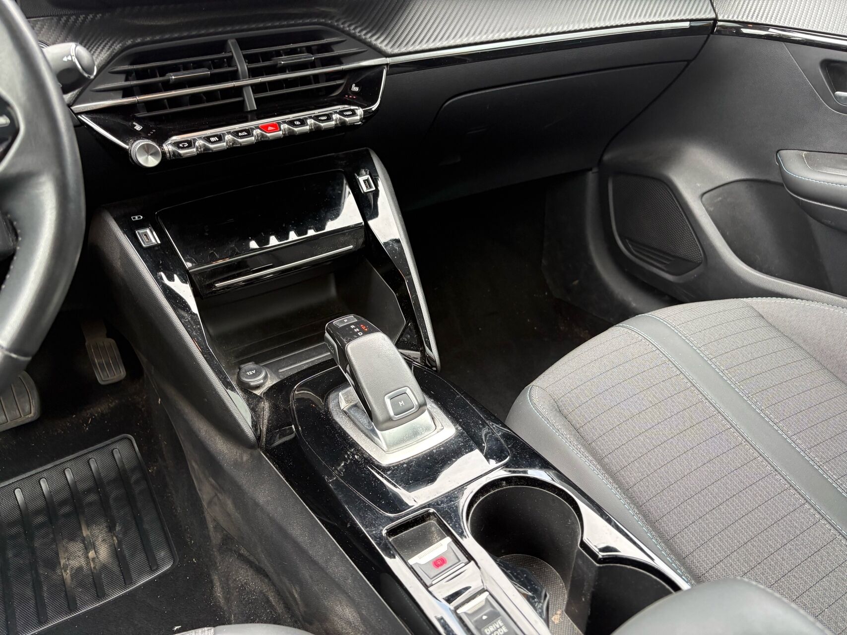 Billede af Peugeot 208 1,2 PureTech Allure Sky EAT8 100HK 5d 8g Aut.