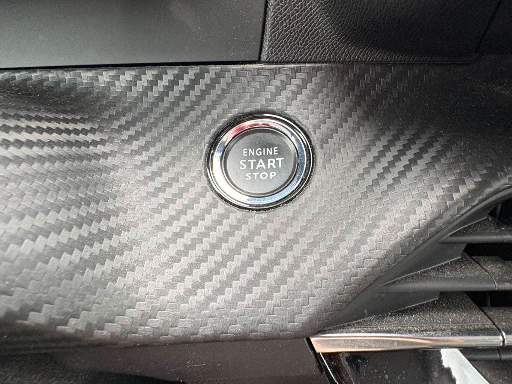 Billede af Peugeot 208 1,2 PureTech Allure Sky EAT8 100HK 5d 8g Aut.