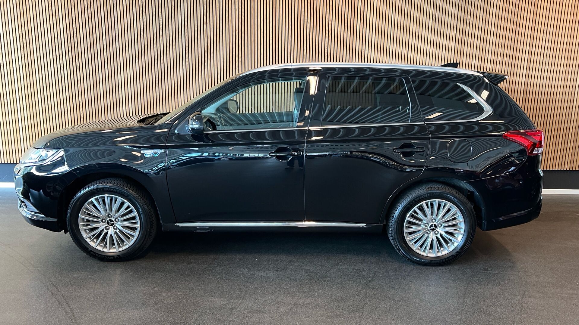Billede af Mitsubishi Outlander 2,4 PHEV  Plugin-hybrid Limited 4WD 224HK 5d 6g Trinl. Gear