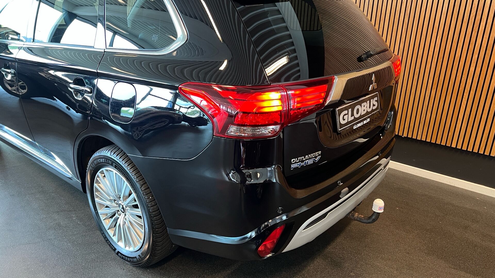 Billede af Mitsubishi Outlander 2,4 PHEV  Plugin-hybrid Limited 4WD 224HK 5d 6g Trinl. Gear