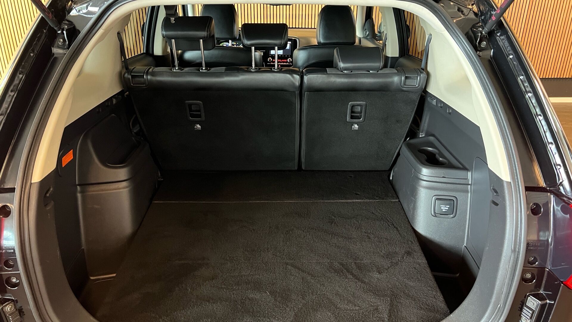 Billede af Mitsubishi Outlander 2,4 PHEV  Plugin-hybrid Limited 4WD 224HK 5d 6g Trinl. Gear