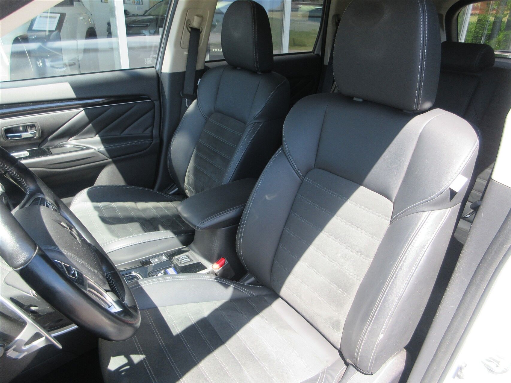 Billede af Mitsubishi Outlander 2,4 PHEV  Plugin-hybrid Limited 4WD 224HK 5d 6g Trinl. Gear