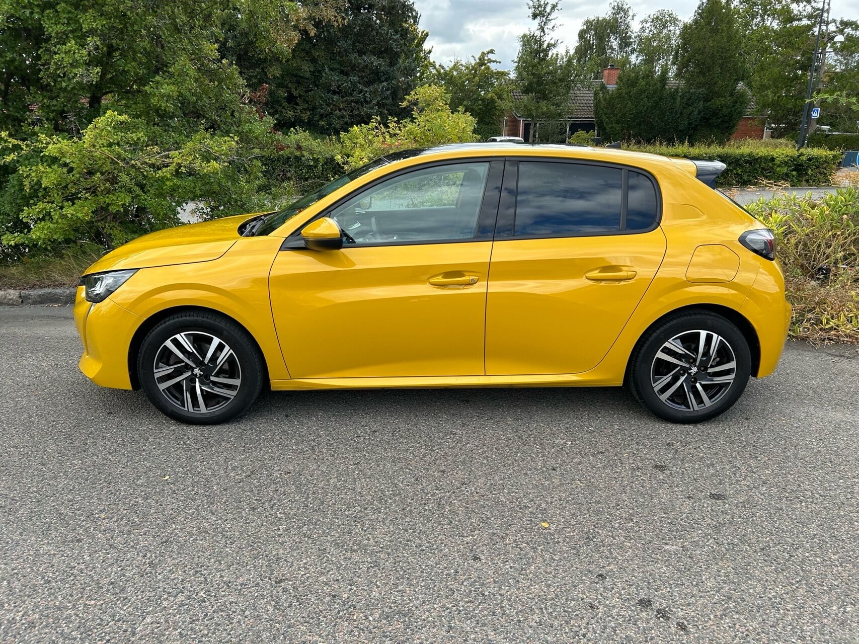 Billede af Peugeot 208 1,2 PureTech Allure Sky EAT8 100HK 5d 8g Aut.