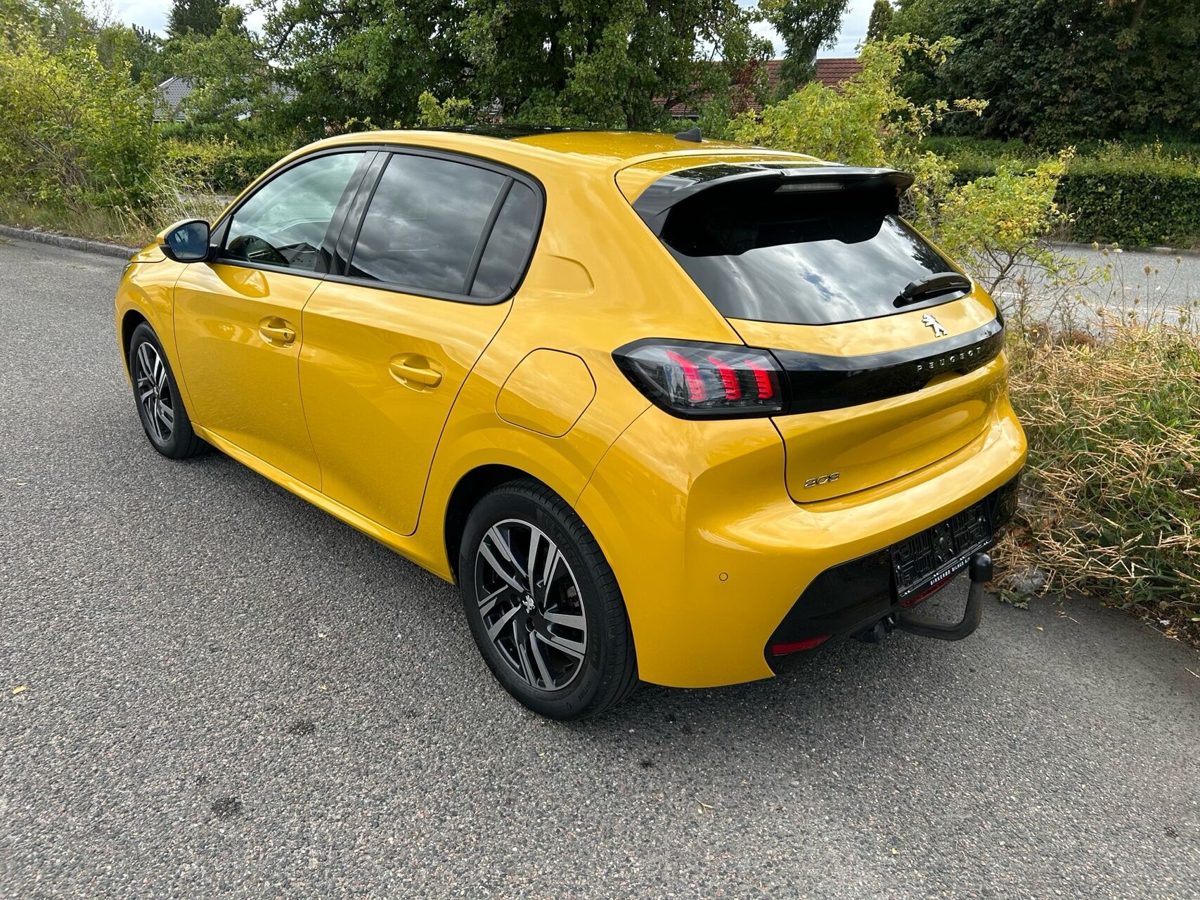 Billede af Peugeot 208 1,2 PureTech Allure Sky EAT8 100HK 5d 8g Aut.