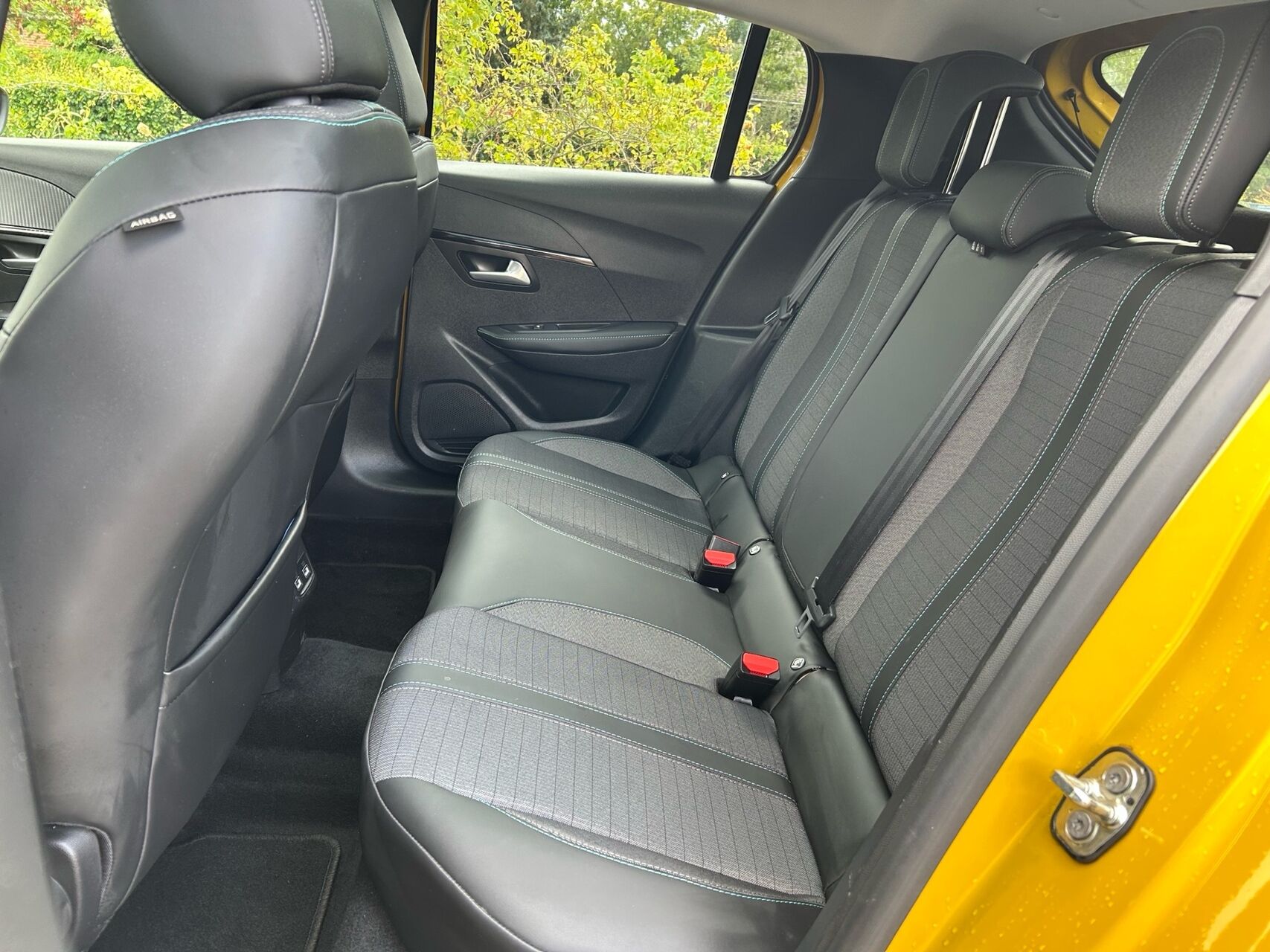Billede af Peugeot 208 1,2 PureTech Allure Sky EAT8 100HK 5d 8g Aut.