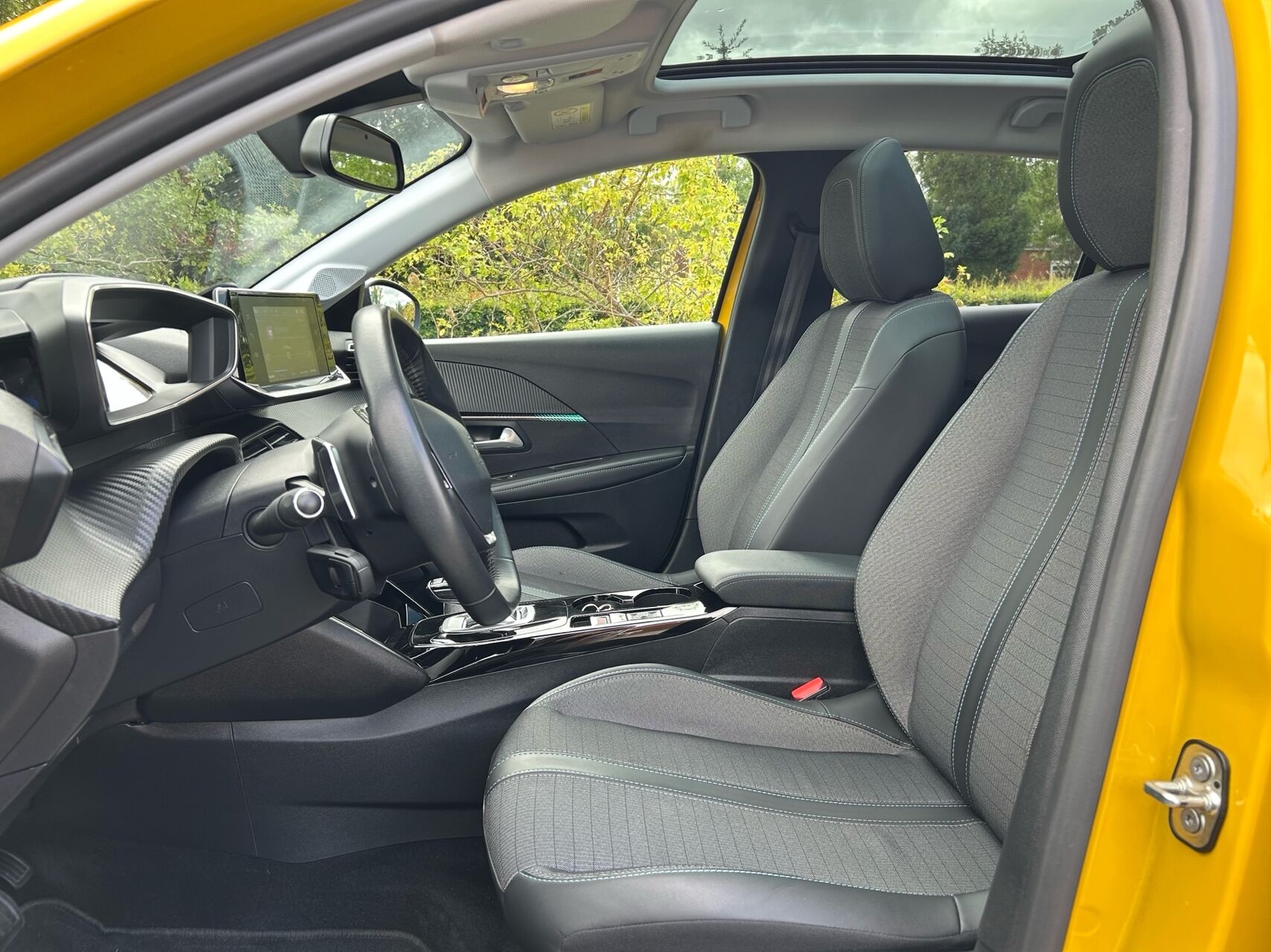 Billede af Peugeot 208 1,2 PureTech Allure Sky EAT8 100HK 5d 8g Aut.