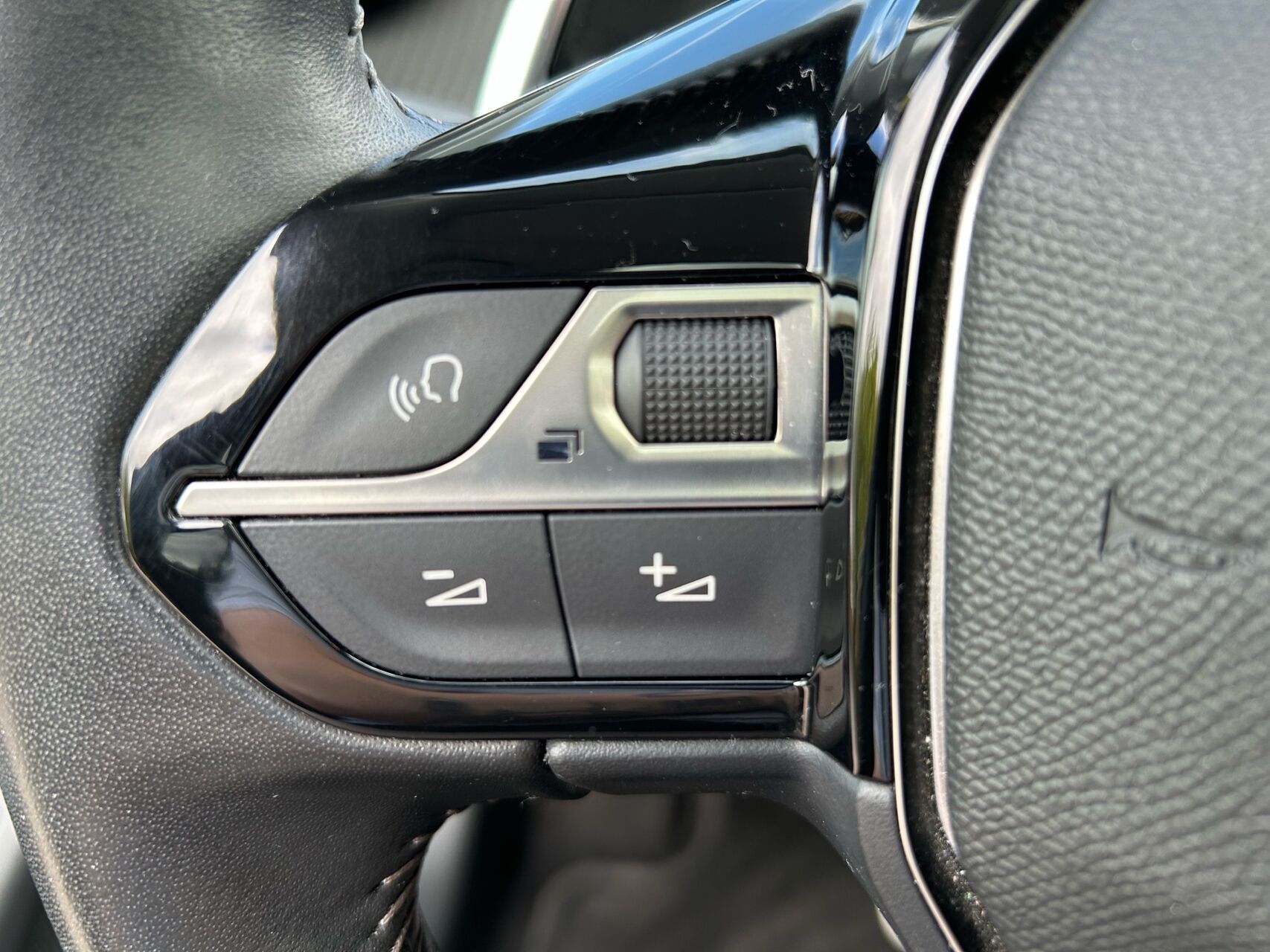Billede af Peugeot 208 1,2 PureTech Allure Sky EAT8 100HK 5d 8g Aut.