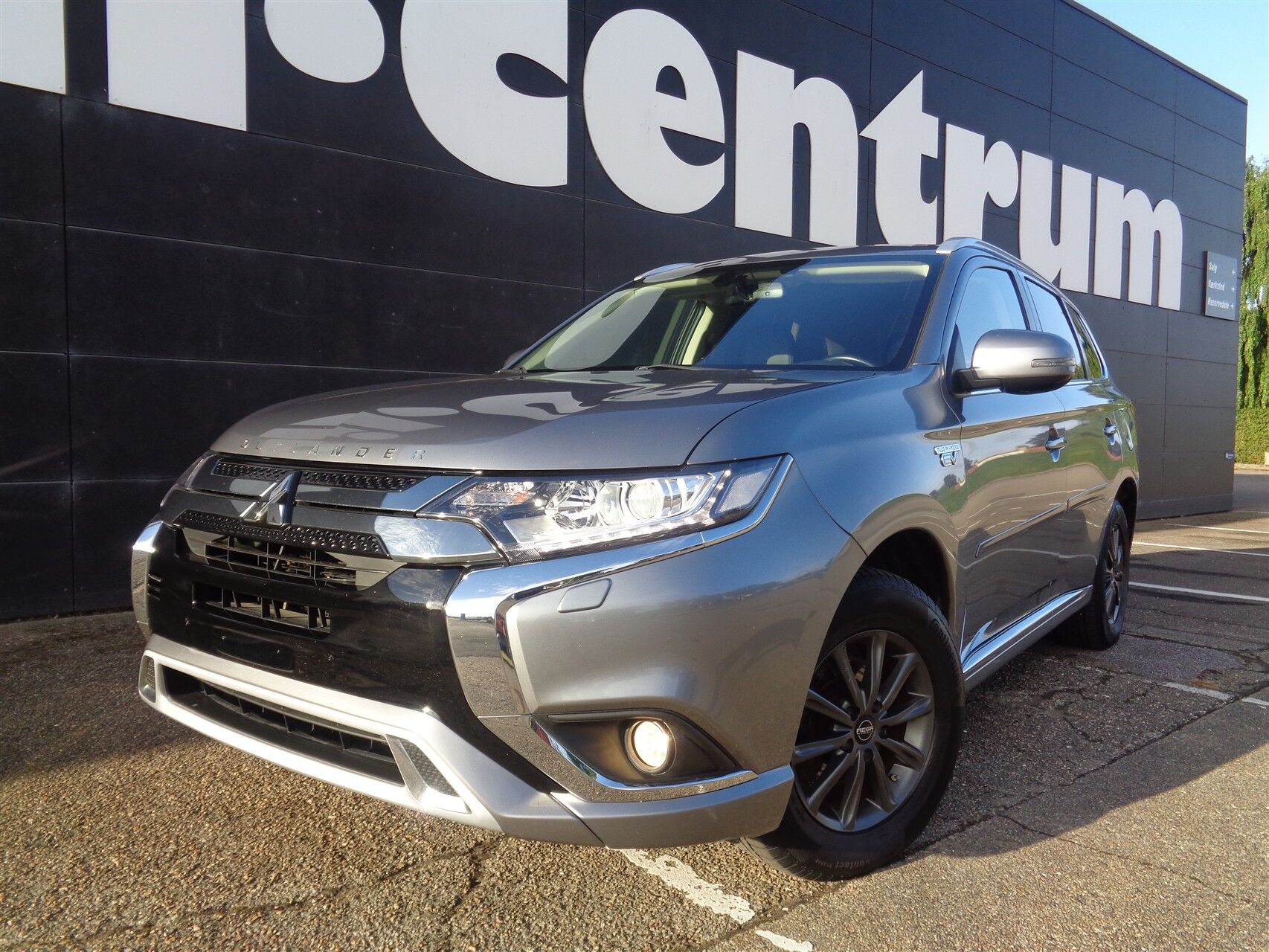 Billede af Mitsubishi Outlander 2,4 PHEV  Plugin-hybrid Invite 4WD 224HK 5d 6g Trinl. Gear