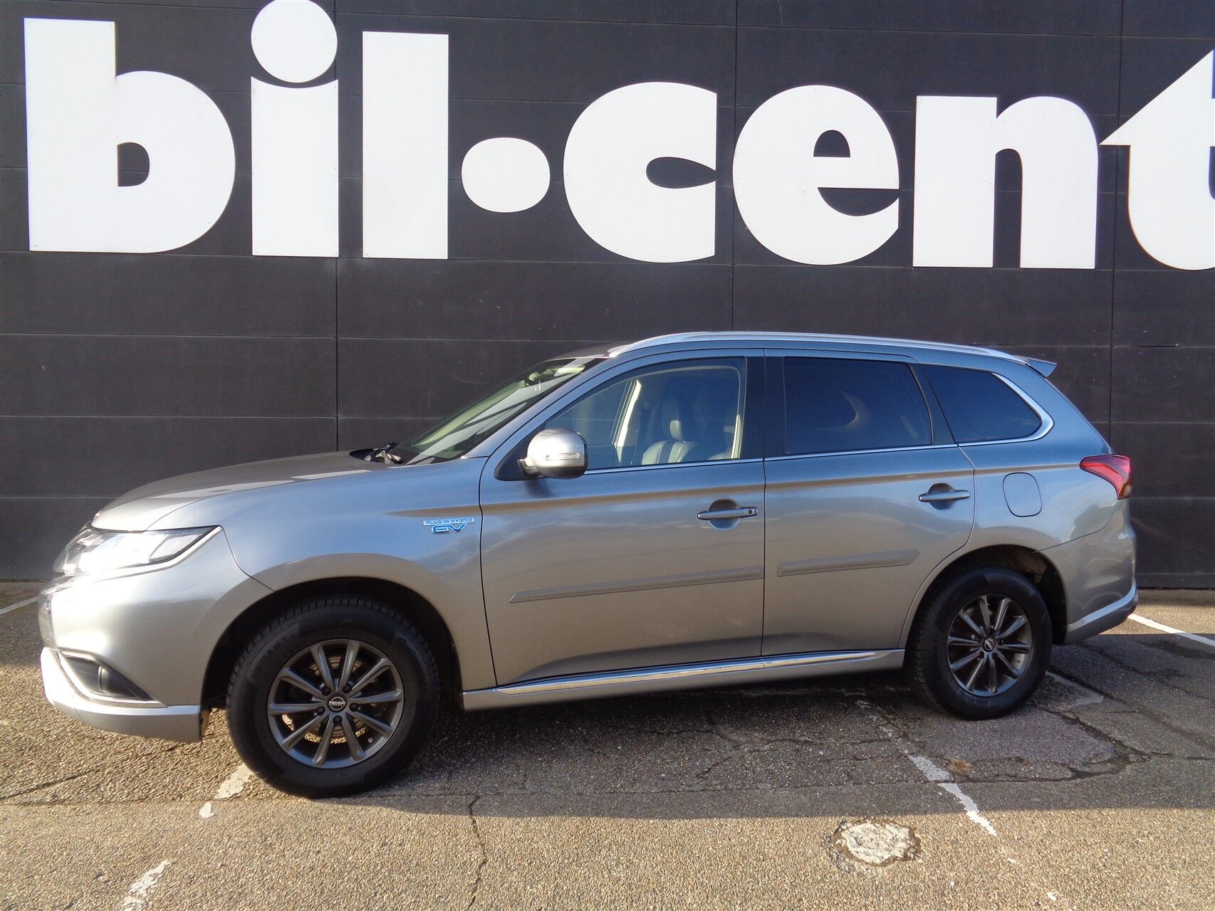 Billede af Mitsubishi Outlander 2,4 PHEV  Plugin-hybrid Invite 4WD 224HK 5d 6g Trinl. Gear