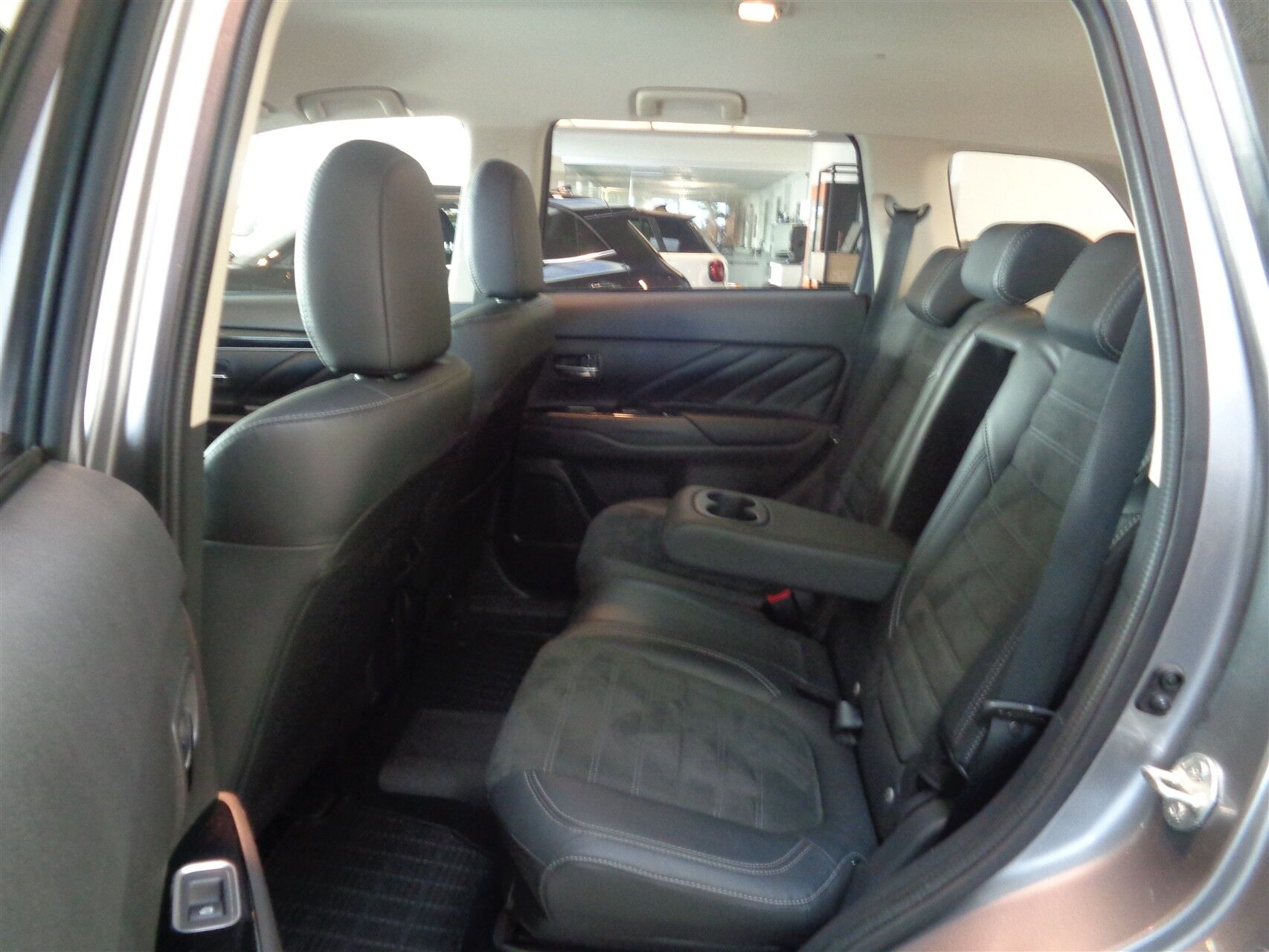 Billede af Mitsubishi Outlander 2,4 PHEV  Plugin-hybrid Invite 4WD 224HK 5d 6g Trinl. Gear
