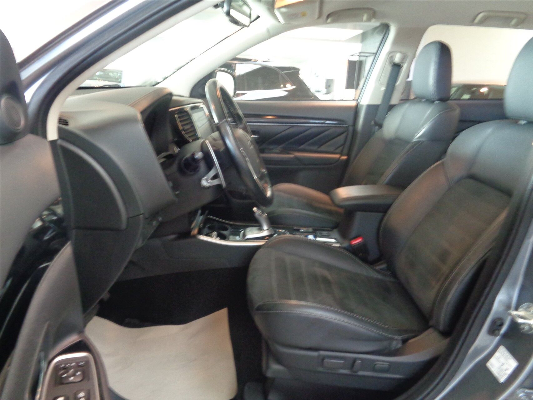Billede af Mitsubishi Outlander 2,4 PHEV  Plugin-hybrid Invite 4WD 224HK 5d 6g Trinl. Gear